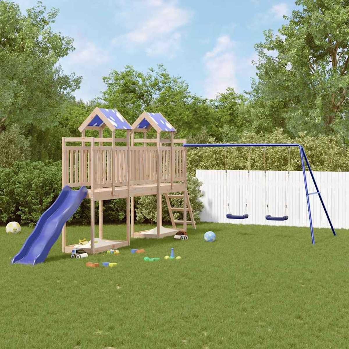 Un parco giochi in legno con scivolo blu, altalene e giocattoli sull'erba. Alberi e una staccionata bianca sullo sfondo.