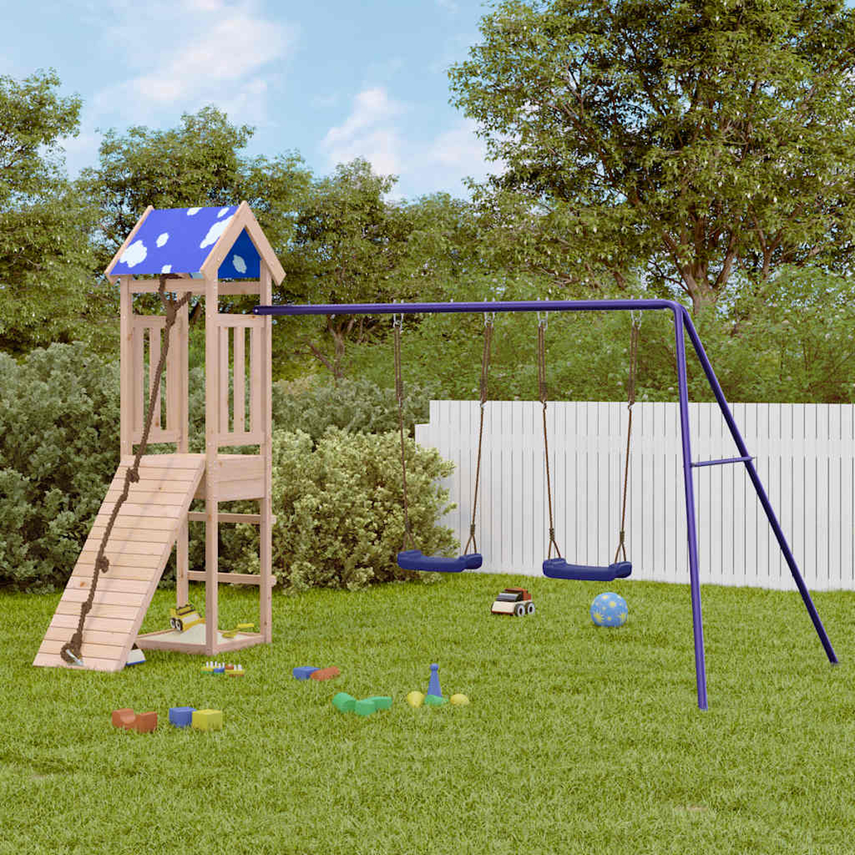 Ein hölzernes Spielset mit Rutsche und Schaukel steht in einem Rasen. Spielzeug und ein Ball liegen verstreut.