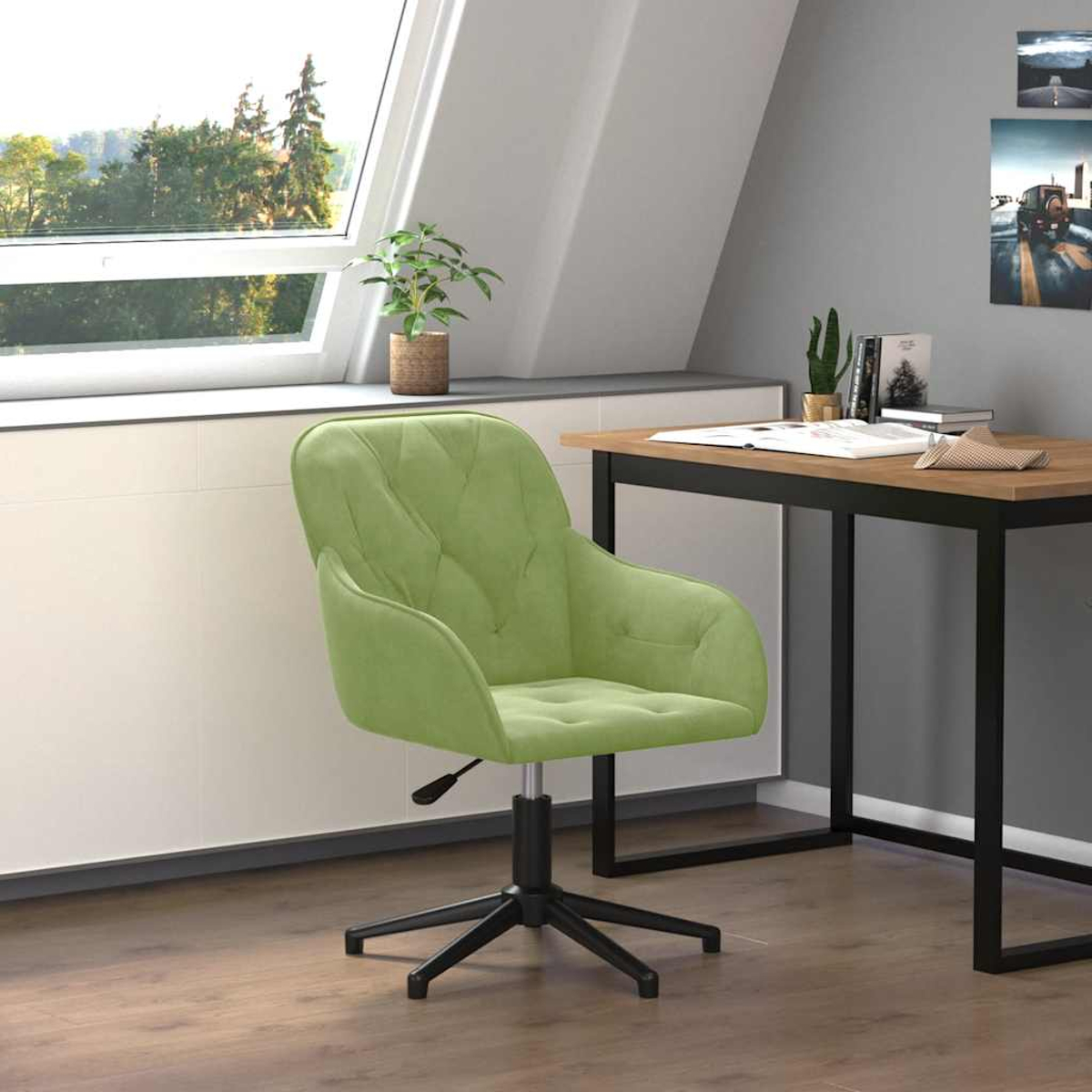 Ein grüner Stuhl steht in der Nähe eines Schreibtisches mit Pflanzen und Büchern. Hinter dem Stuhl befindet sich ein Fenster mit Bäumen.