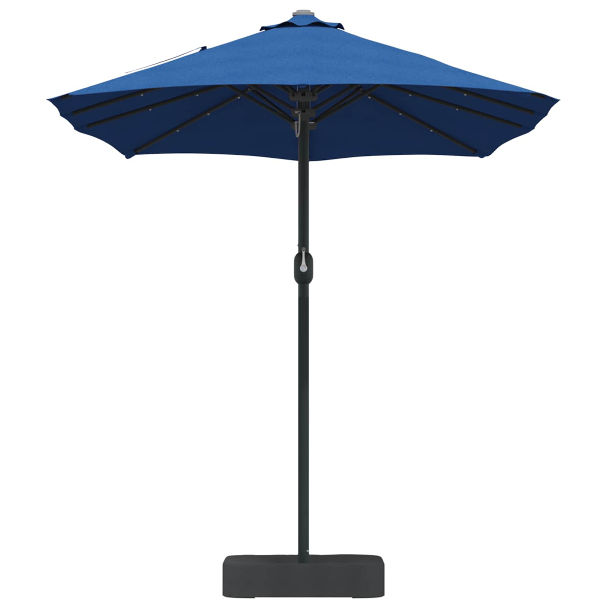 Un ombrellone blu, aperto. Ha un palo e una base neri, su sfondo bianco.