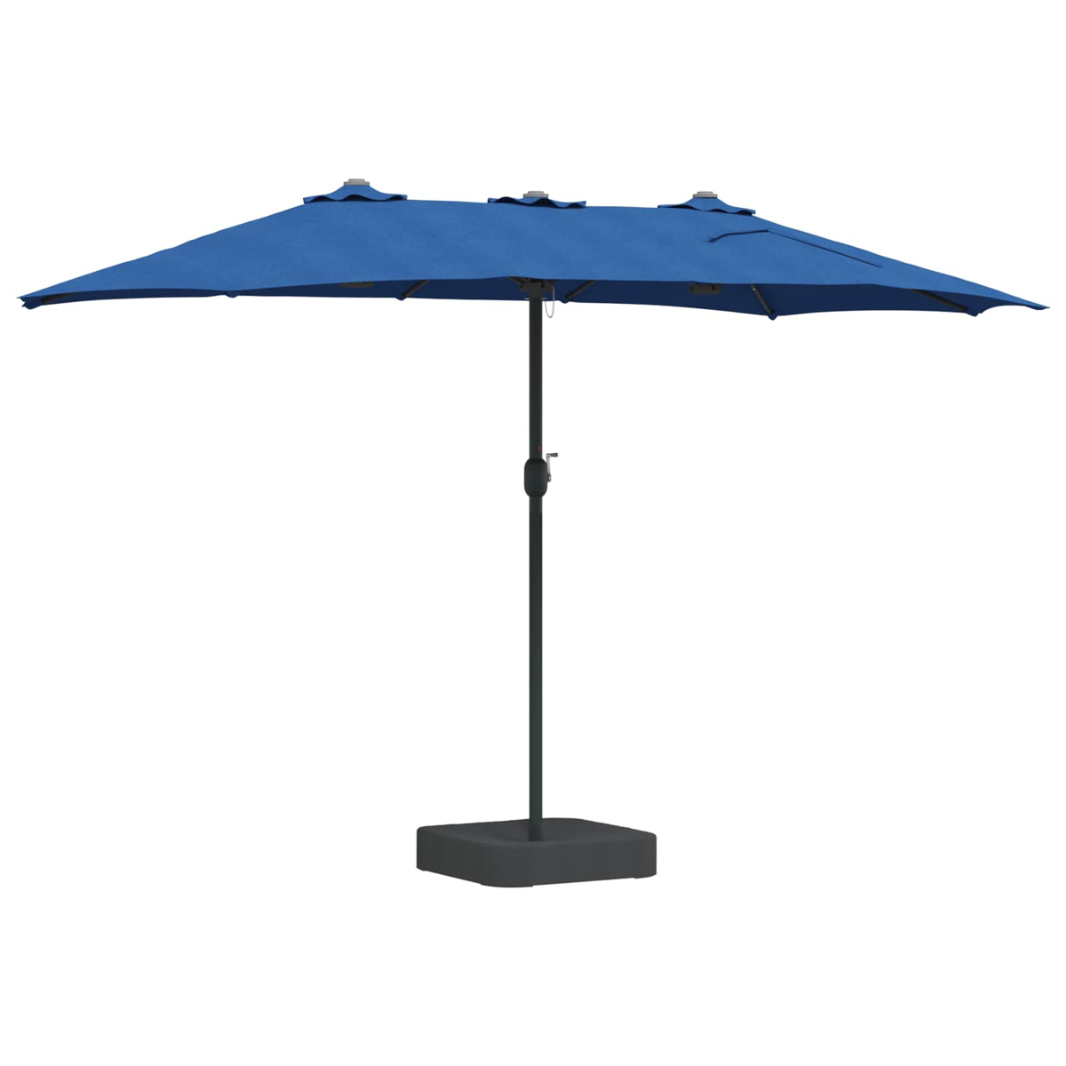 Un ombrellone rettangolare blu con palo e base neri su sfondo bianco.
