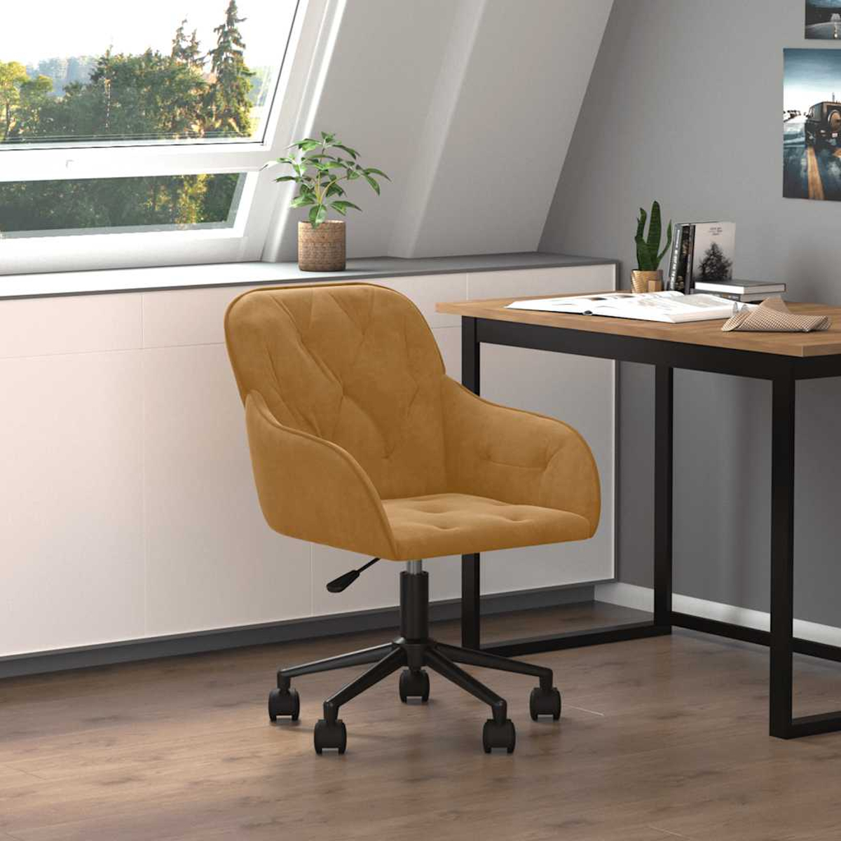 Ein Bürostuhl mit senfgelbem Sitz und Rückenlehne. Er steht auf einem dunklen Untergestell mit Rollen, in der Nähe eines Schreibtisches und Fensters.