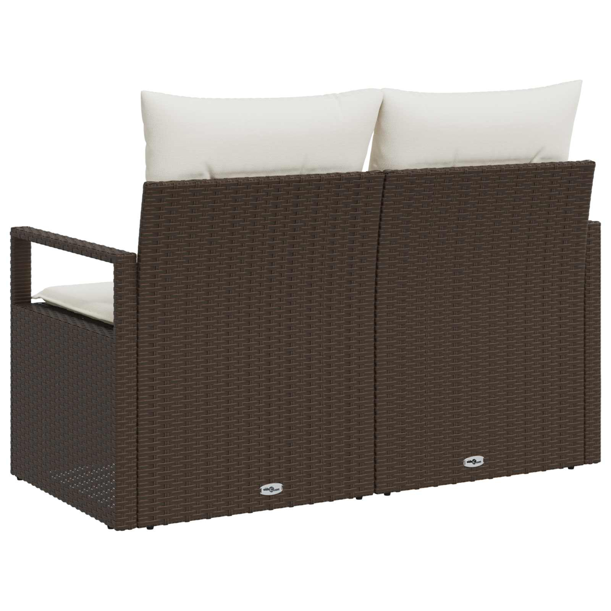 Braunes Outdoor-Sofa aus Korbgeflecht mit weißen Kissen. Die Rückenlehne hat zwei Kissen, und der Sitz hat auch ein Kissen.