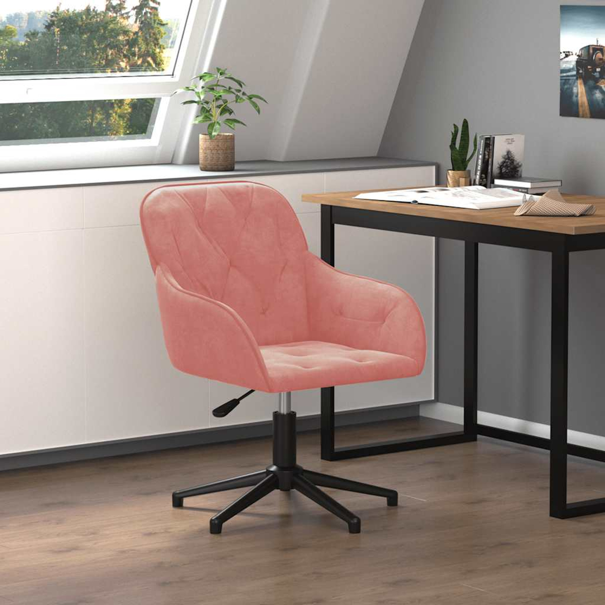 Ein rosa Bürostuhl steht vor einem Schreibtisch. Im Hintergrund sind ein Fenster und Pflanzen zu sehen.