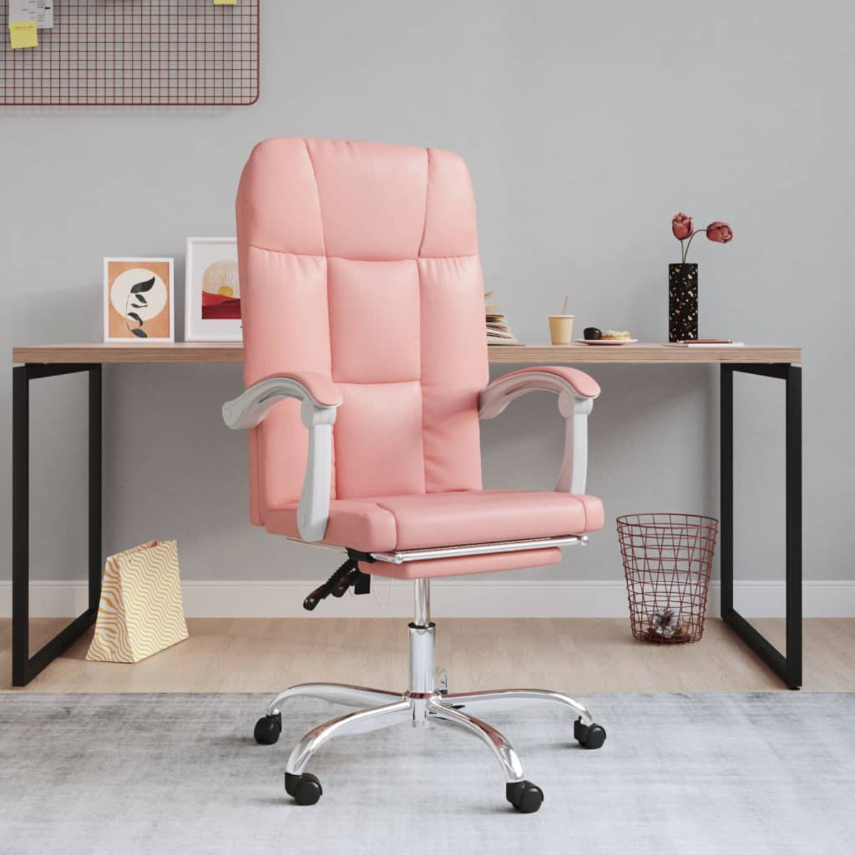 Ein pinkfarbener Bürostuhl steht vor einem Schreibtisch mit Gegenständen darauf. Ein Mülleimer und eine Tasche stehen auf dem Boden. Der Hintergrund ist eine Wand.