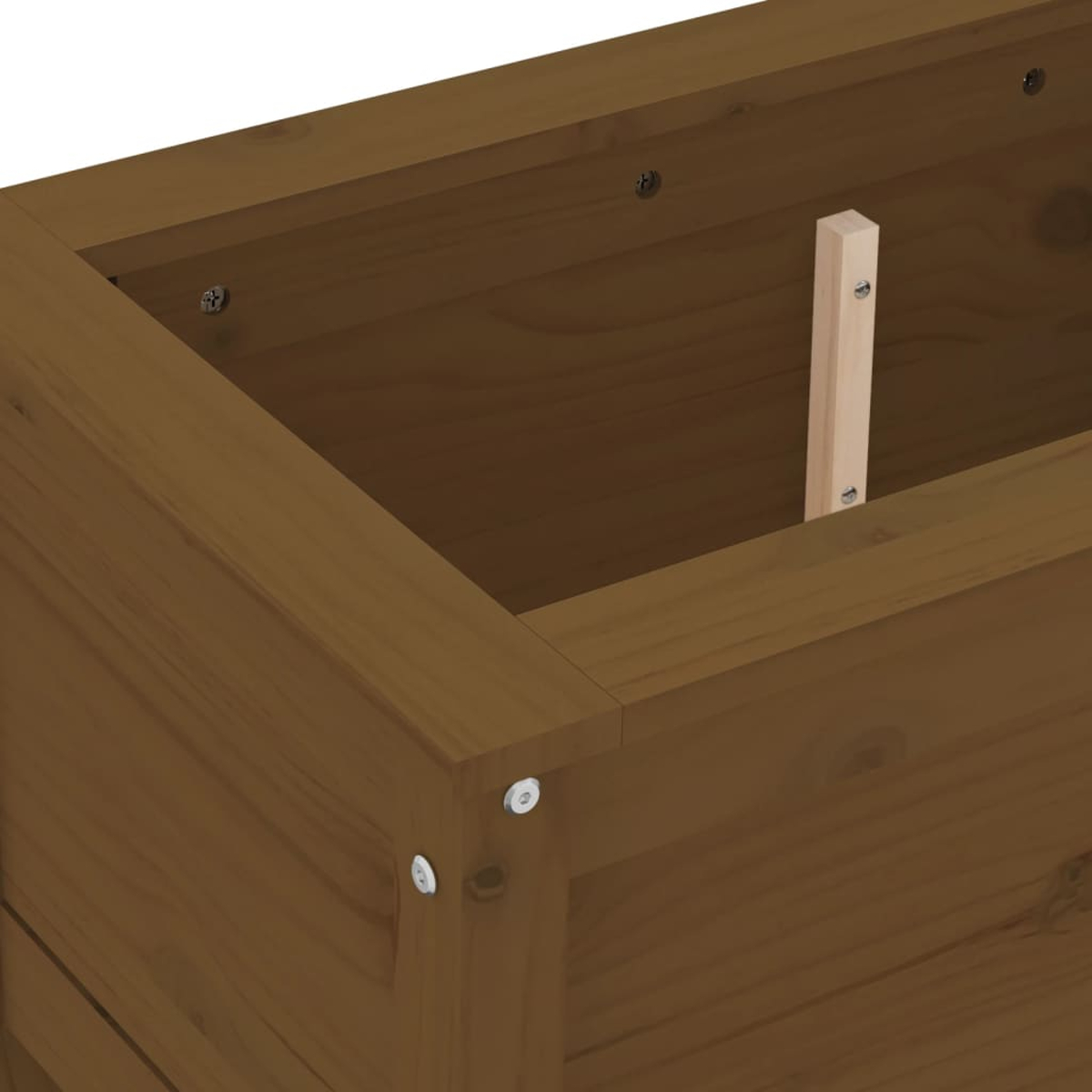 Nahaufnahme einer braunen Holzkiste mit sichtbaren Schrauben. Ein vertikales helles Holzstück befindet sich in der Kiste, befestigt mit Schrauben.