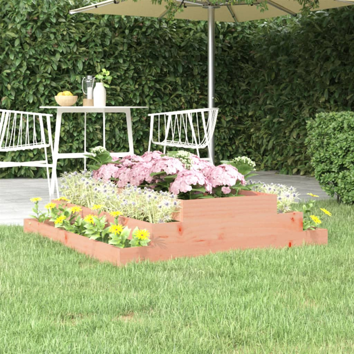 Eine Gartenszene mit einem gestuften Blumenbeet mit rosa und gelben Blumen vor einer Hecke.