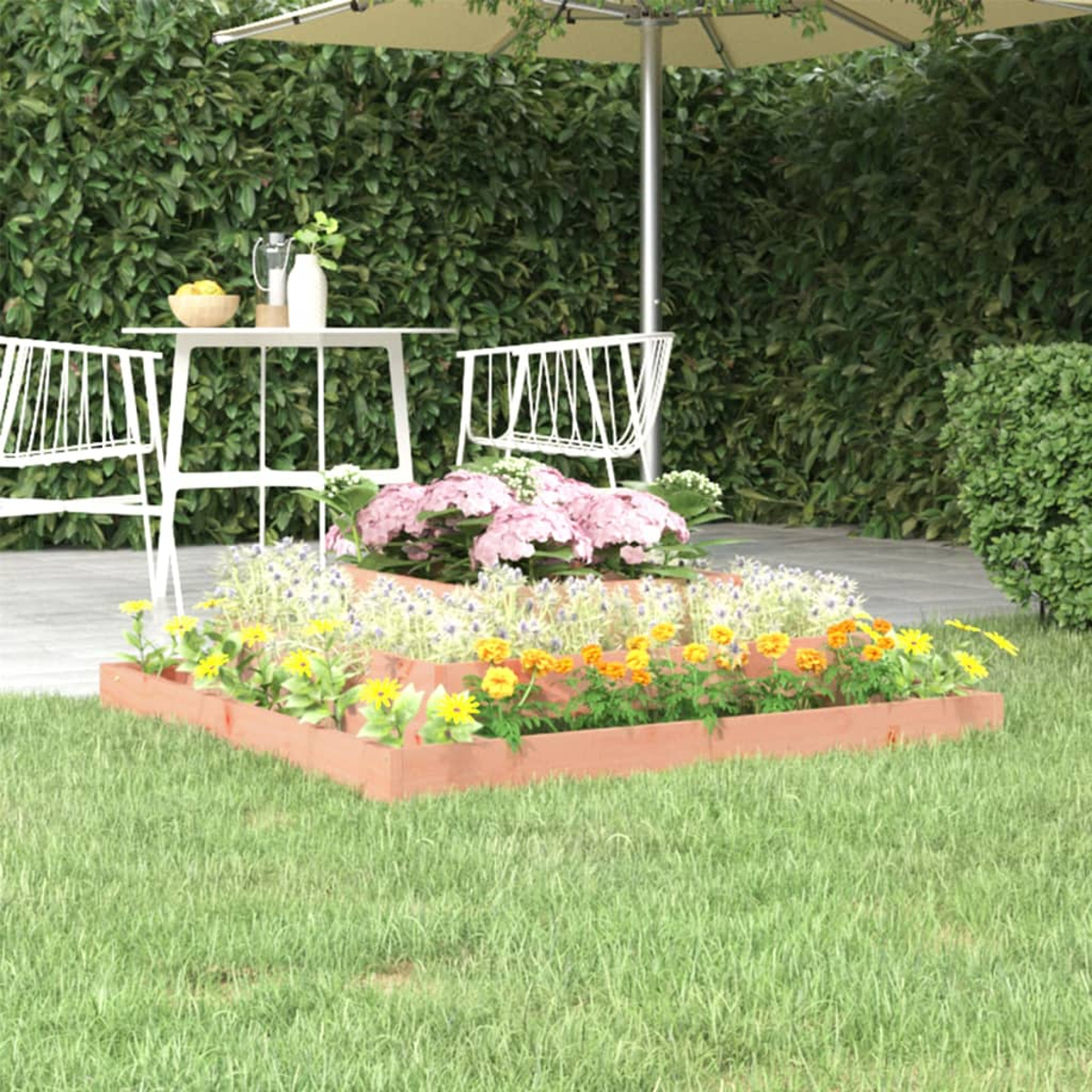 Gartenszene mit weißen Stühlen, Tisch und Blumen. Ein Sonnenschirm beschattet die Terrasse. Grüne Hecke im Hintergrund.