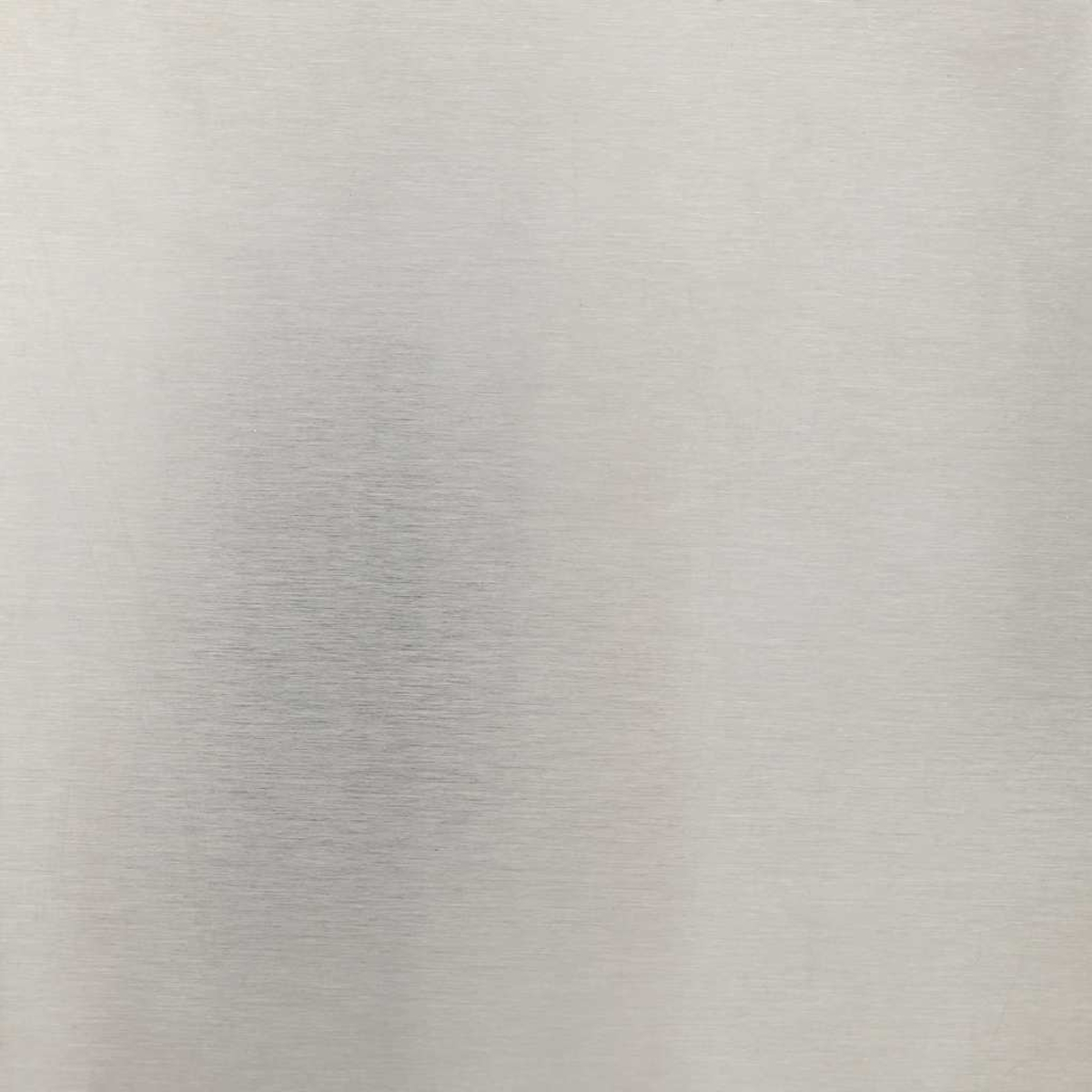 Nahaufnahme einer metallischen Oberfläche mit horizontalen Linien. Die Oberfläche ist silbergrau, mit subtilen Farbnuancen.
