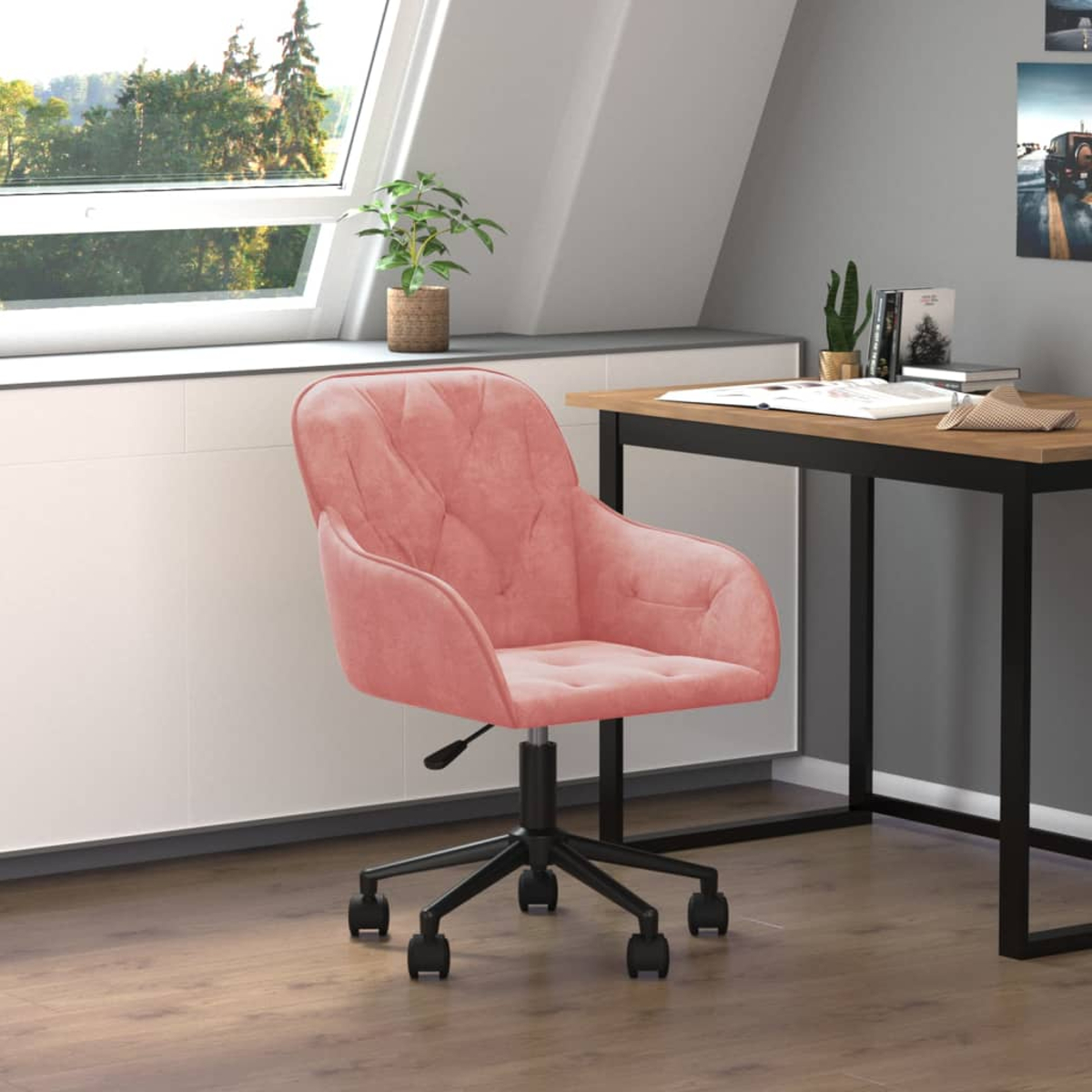 Ein rosafarbener Bürostuhl mit schwarzen Rädern. Daneben ein Holzschreibtisch mit Büchern und Pflanzen. Im Hintergrund ein Fenster.