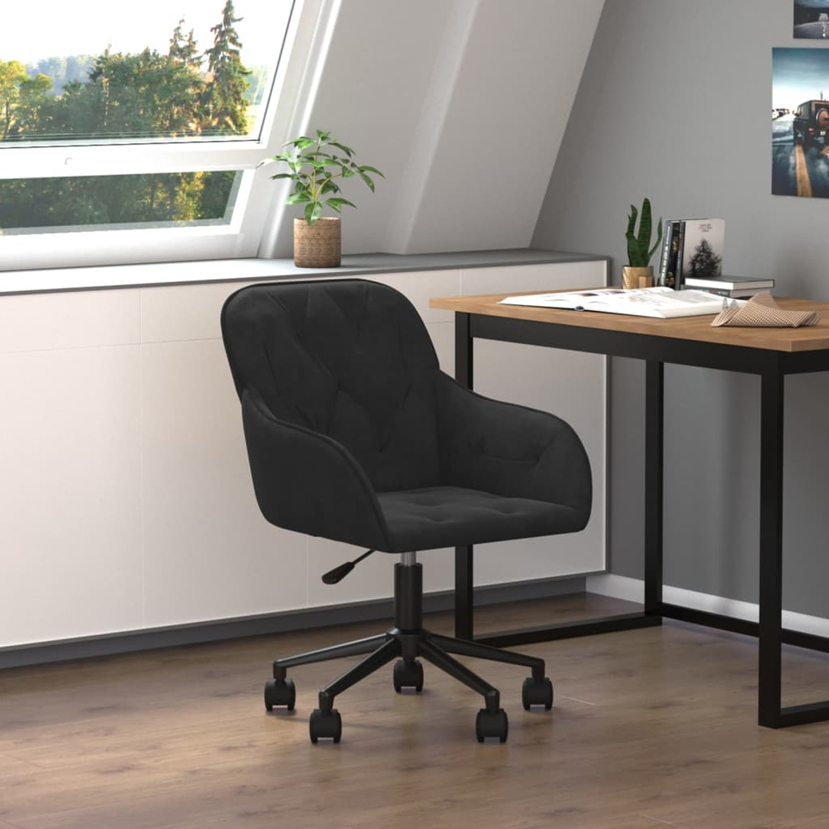 Ein schwarzer Bürostuhl in einem Raum mit Schreibtisch, Fenster und kleiner Pflanze. Der Stuhl steht im Vordergrund.