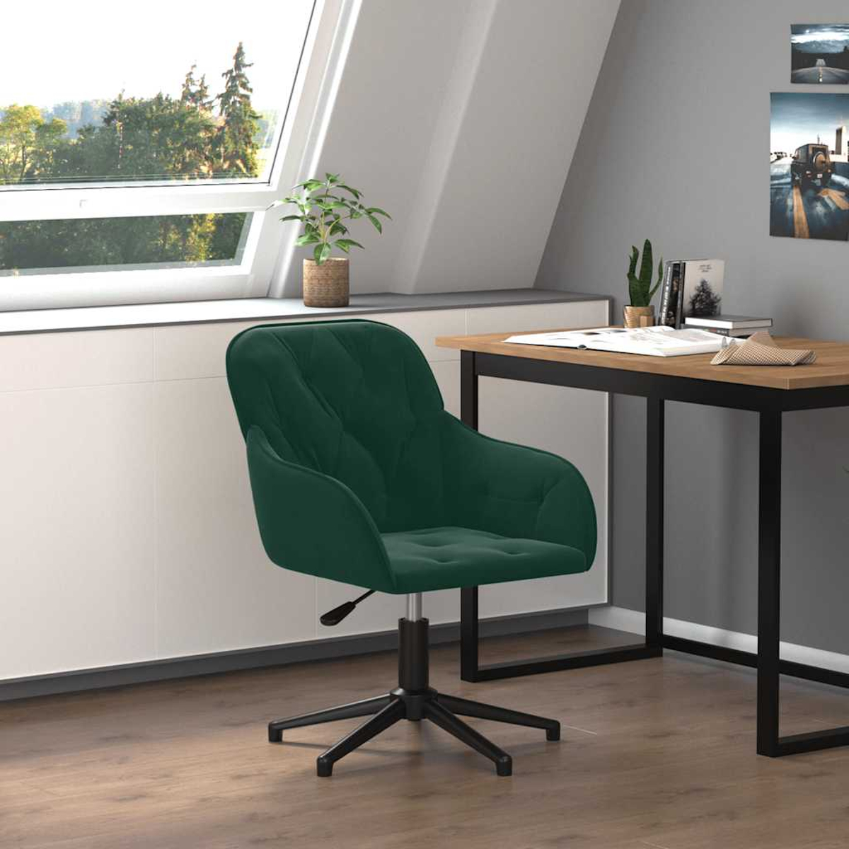 Ein grüner Samtstuhl steht vor einem Schreibtisch. Ein Fenster mit Bäumen im Hintergrund befindet sich hinter dem Stuhl.