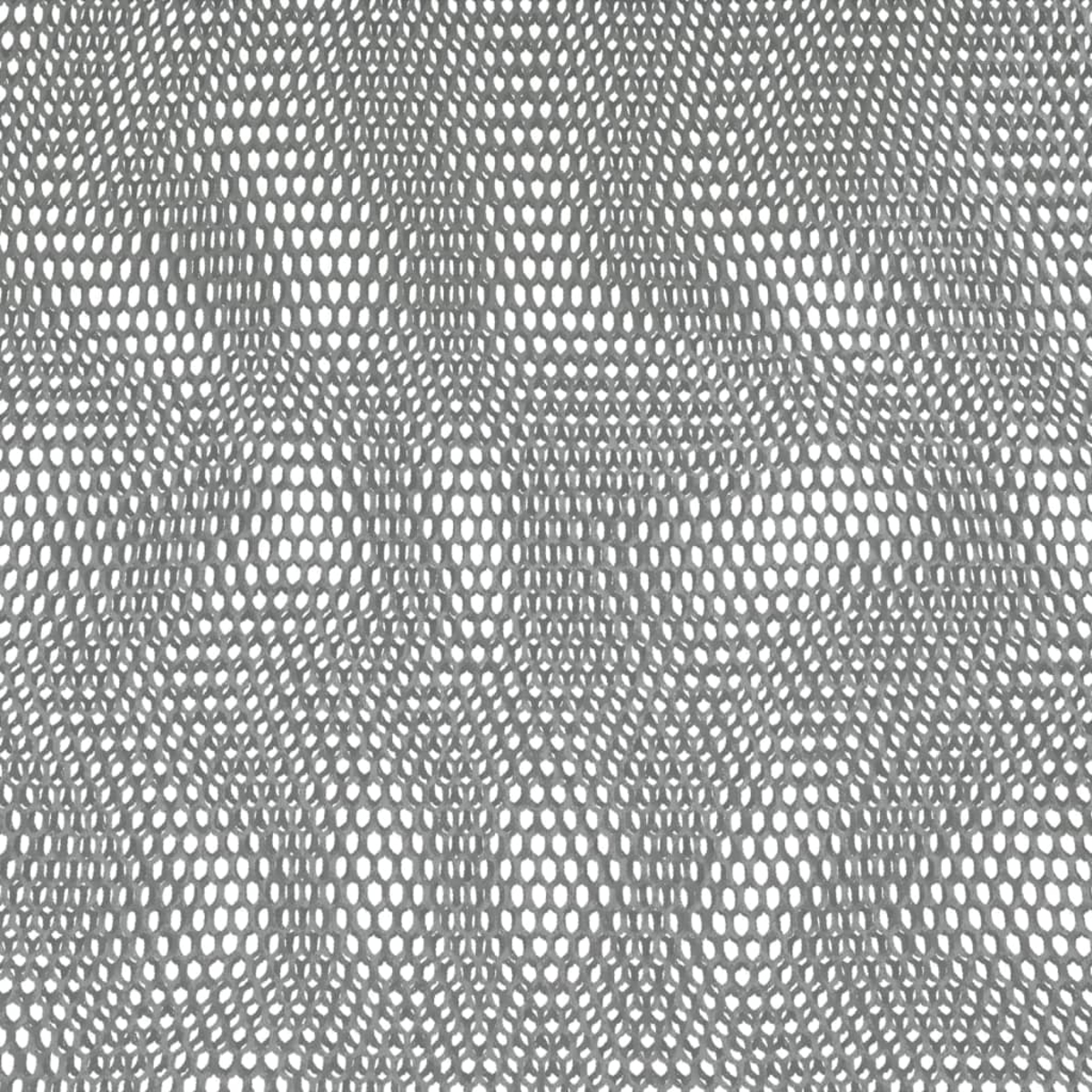 Nahaufnahme eines grauen Netzgewebes mit einem Muster aus miteinander verbundenen ovalen und rautenförmigen Formen vor weißem Hintergrund.