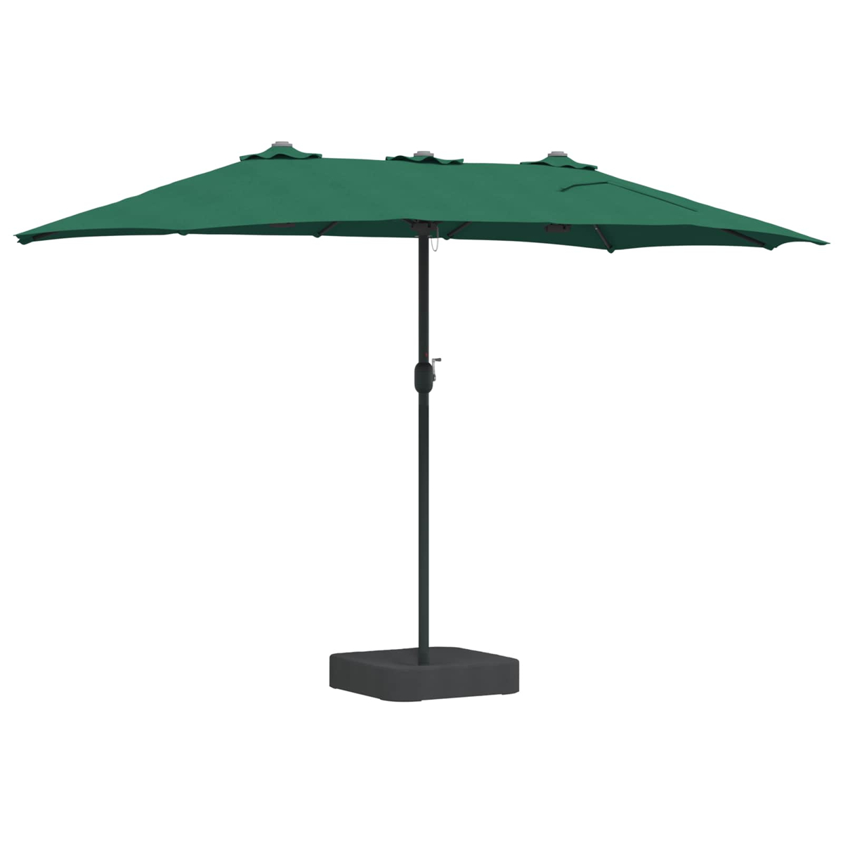 Un ombrellone verde rettangolare su una base nera. L'ombrellone ha un palo nero e si trova su uno sfondo bianco.