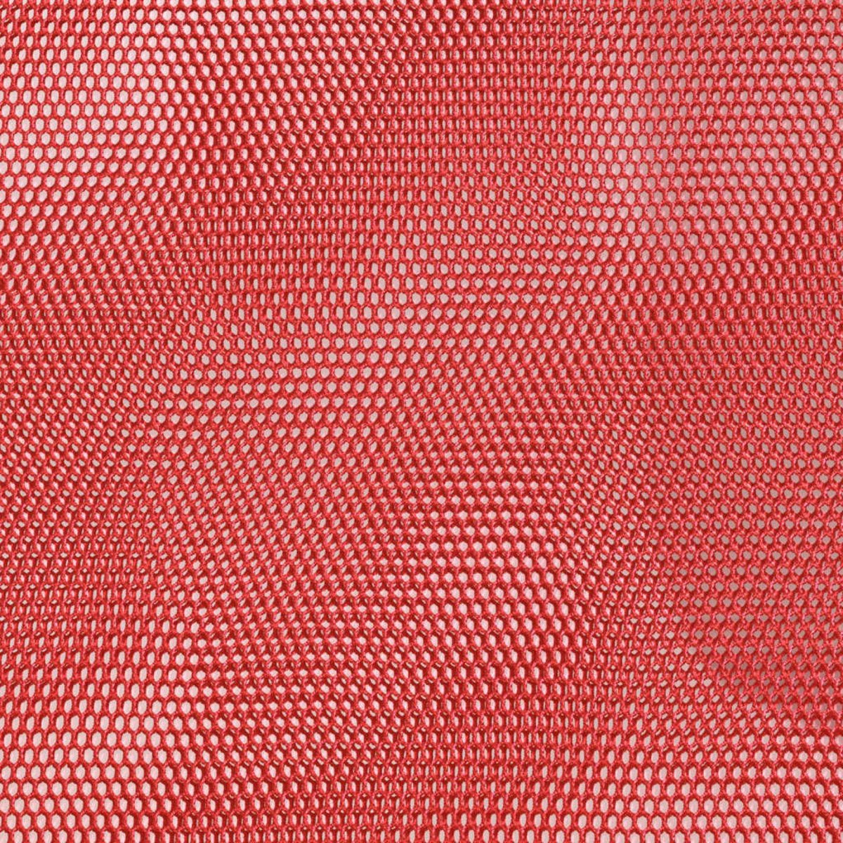 Nahaufnahme eines roten Netzgewebes. Das Netz hat ein sechseckiges Muster mit kleinen Löchern, der Stoff ist dicht gewebt.