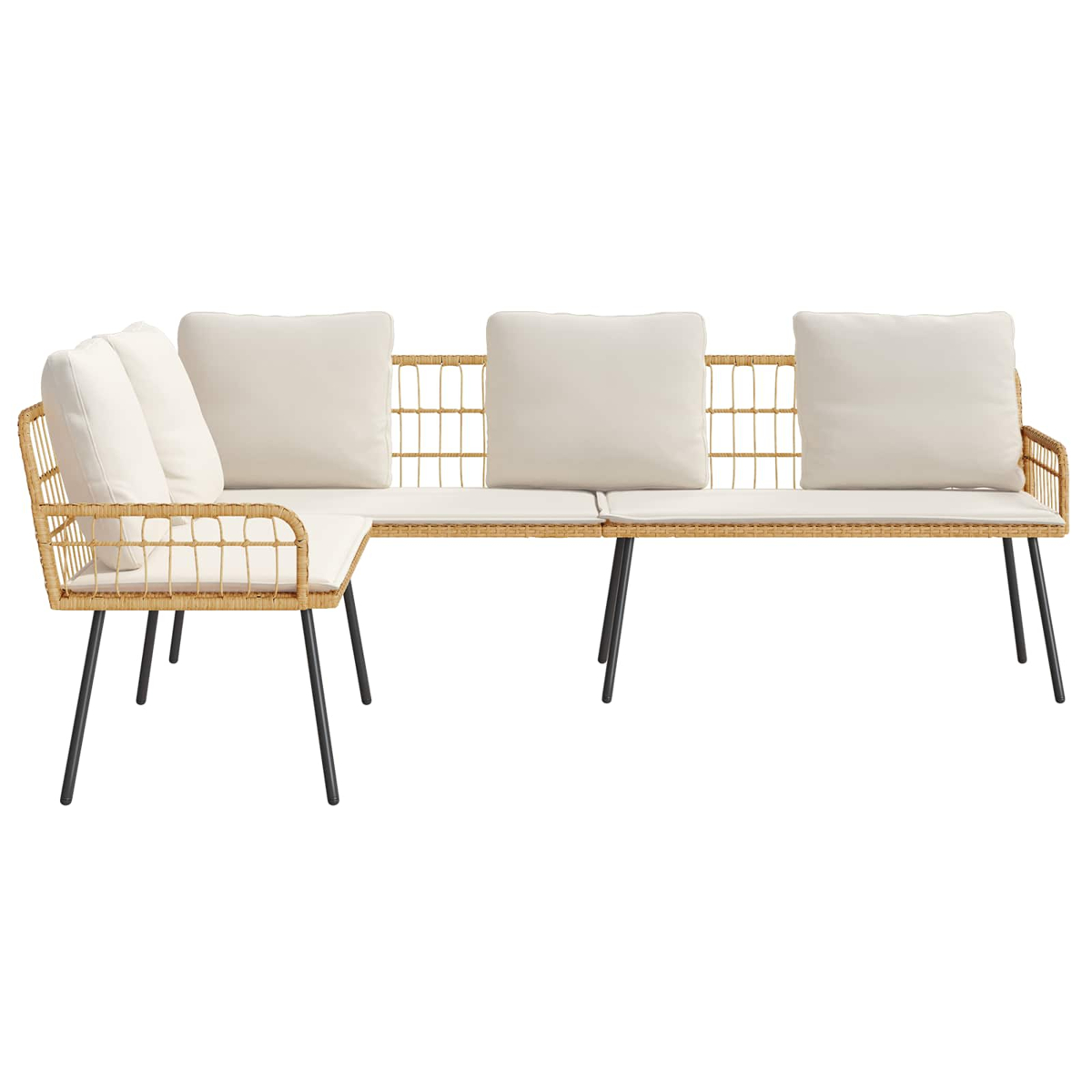 Ein geflochtenes Ecksofa aus Rattan mit cremefarbenen Kissen und schwarzen Beinen. Das Sofa hat eine L-Form.