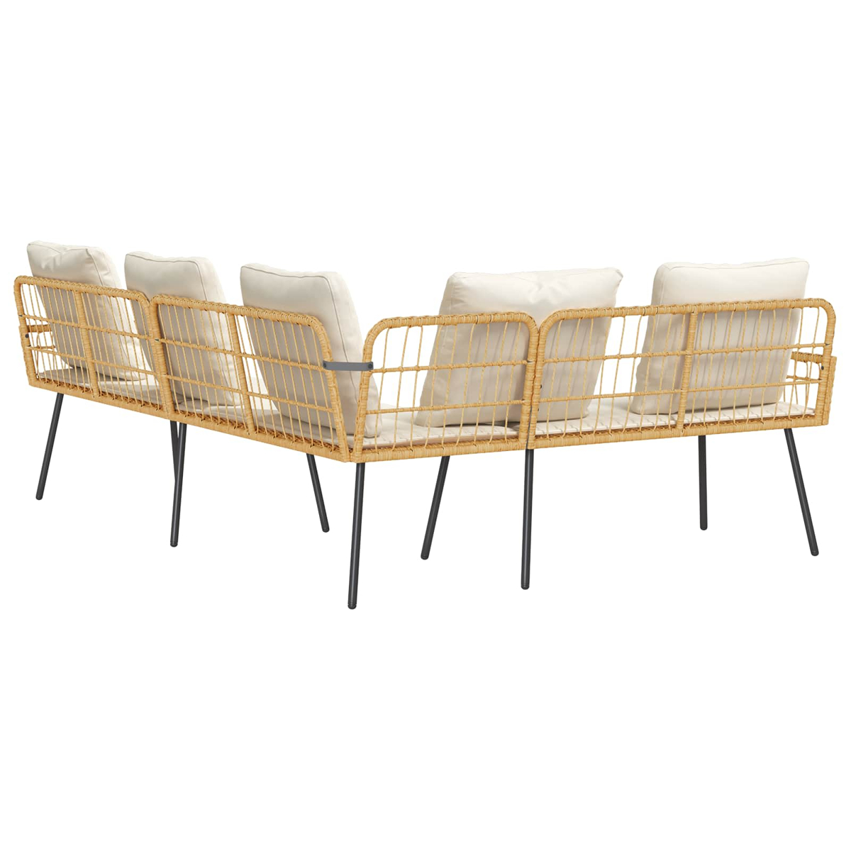 L-förmiges Outdoor-Wicker-Sofa mit cremefarbenen Kissen und schwarzen Metallbeinen. Das Sofa ist leer, leicht angewinkelt.