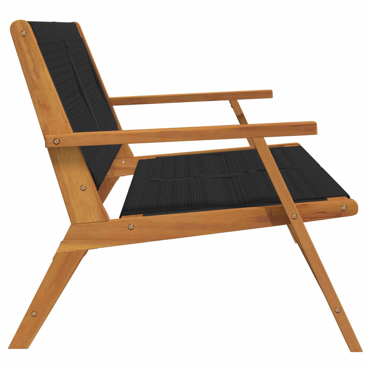 Ein Holzstuhl mit schwarzer, gewebter Sitzfläche und Rückenlehne. Der Stuhl ist seitlich angewinkelt, wobei Armlehnen und Beine zu sehen sind.