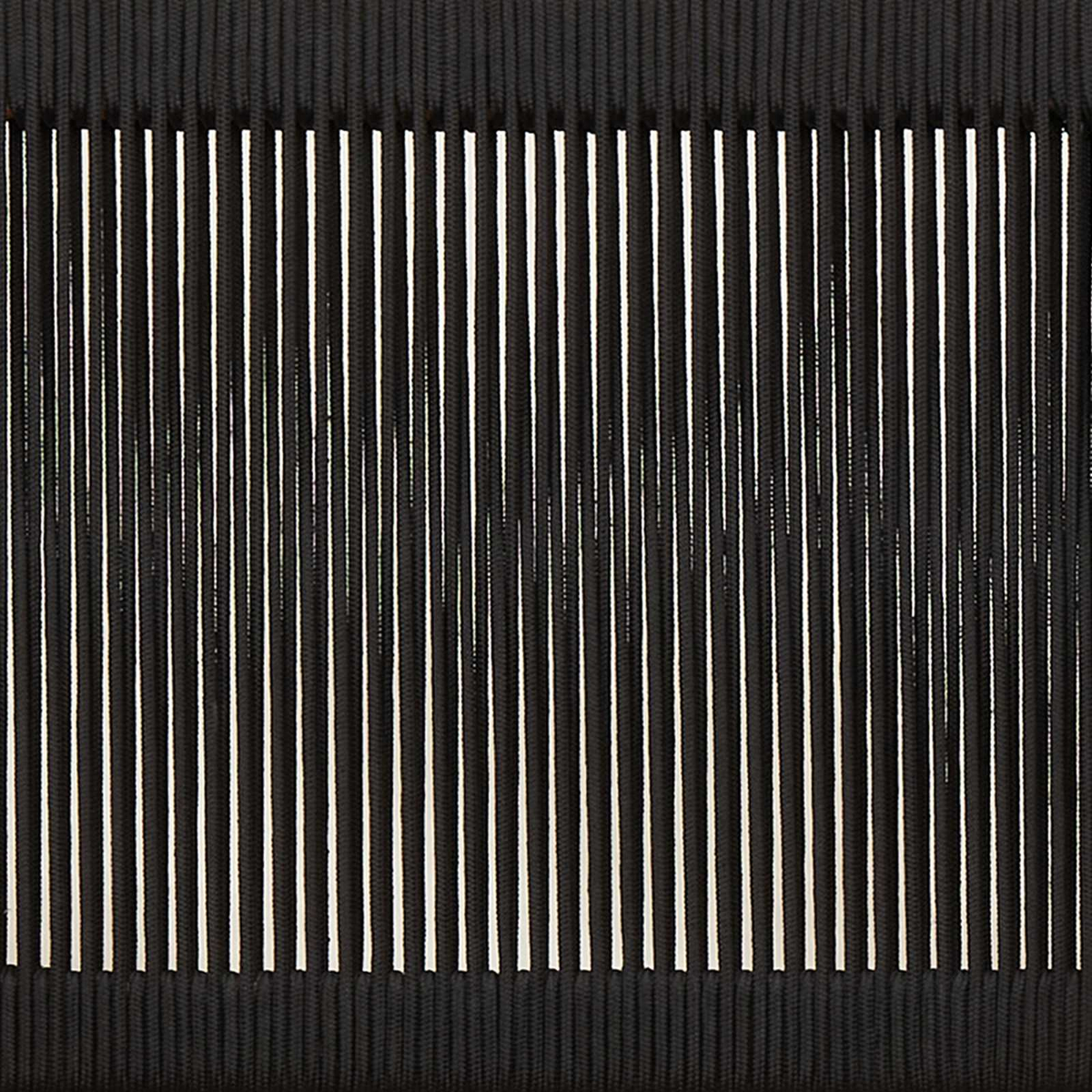 Vertikales schwarz-weiß gestreiftes Muster. Abwechselnd schwarze und weiße Linien. Die Linien sind gleichmäßig verteilt und verlaufen von oben nach unten.