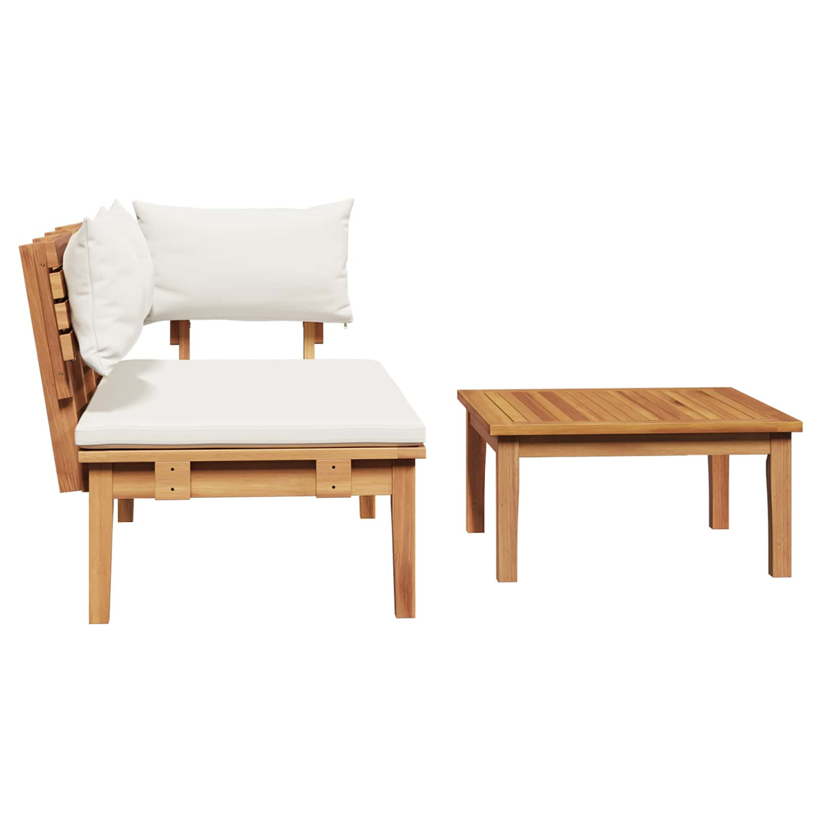 Ein Holz-Outdoor-Stuhl mit weißen Kissen und einem kleinen Tisch. Beide sind aus Holz und vor einem weißen Hintergrund.
