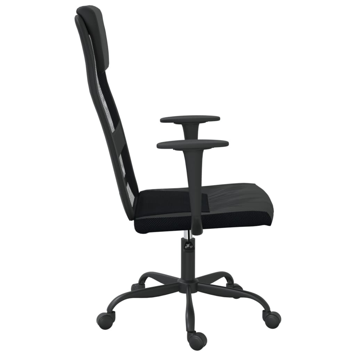 Ein schwarzer Bürostuhl mit Netzrücken und -sitz. Er hat Armlehnen, eine Kopfstütze und Rollen. Der Stuhl steht auf weißem Hintergrund.