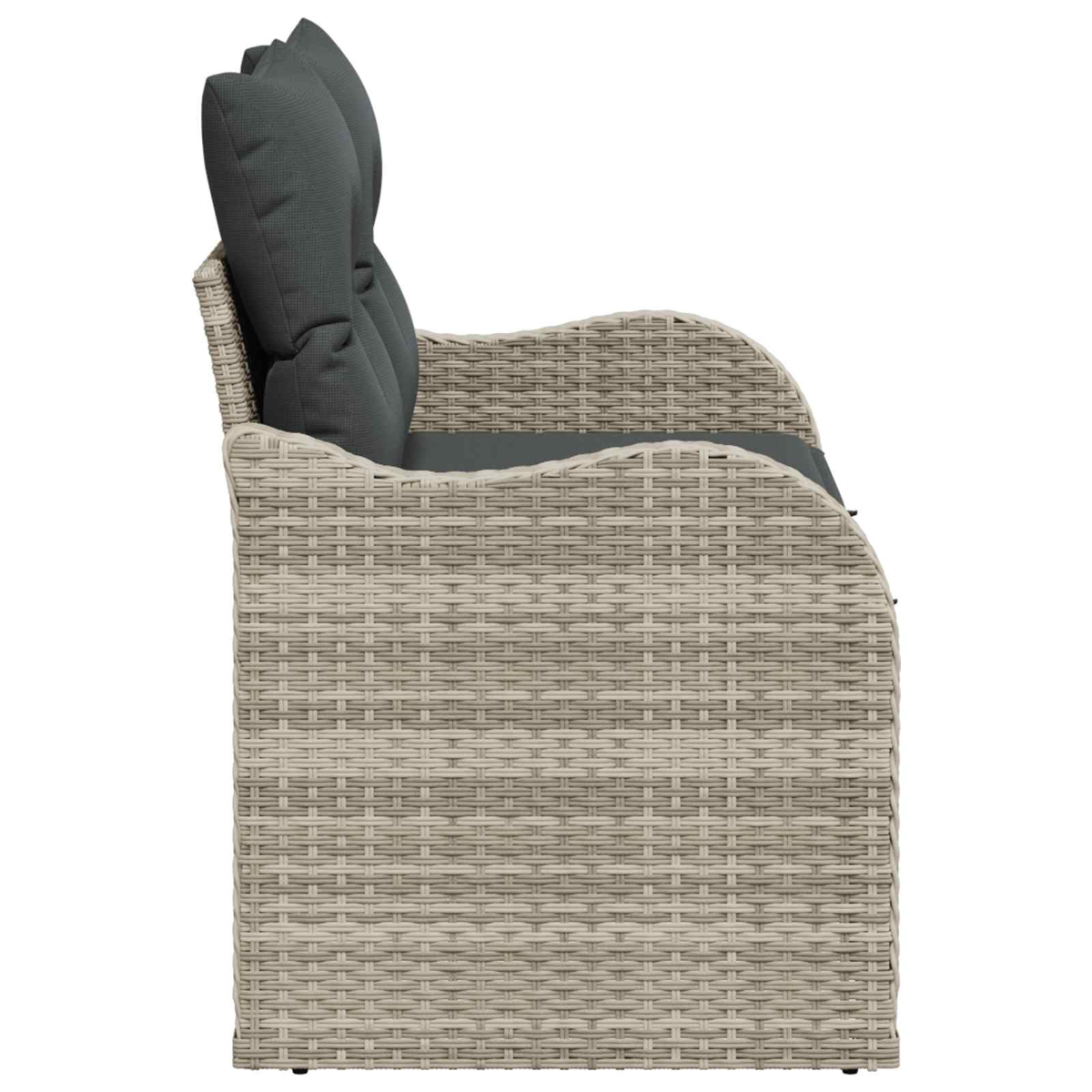 Seitenansicht eines Korbmöbels mit grauen Kissen. Das Sofa ist hellbeige mit gewebtem Design. Zwei Kissen bilden die Rückenlehne.