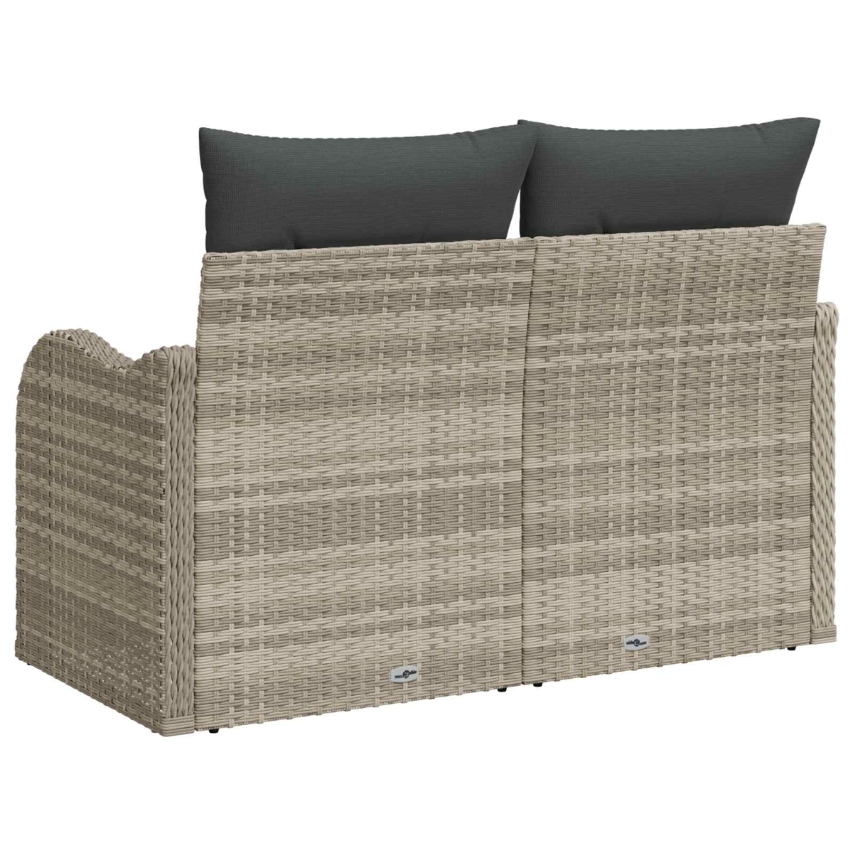 Geflochtenes Outdoor-Sofa mit zwei dunkelgrauen Kissen. Korbgeflecht ist hellbraun. Rückansicht.