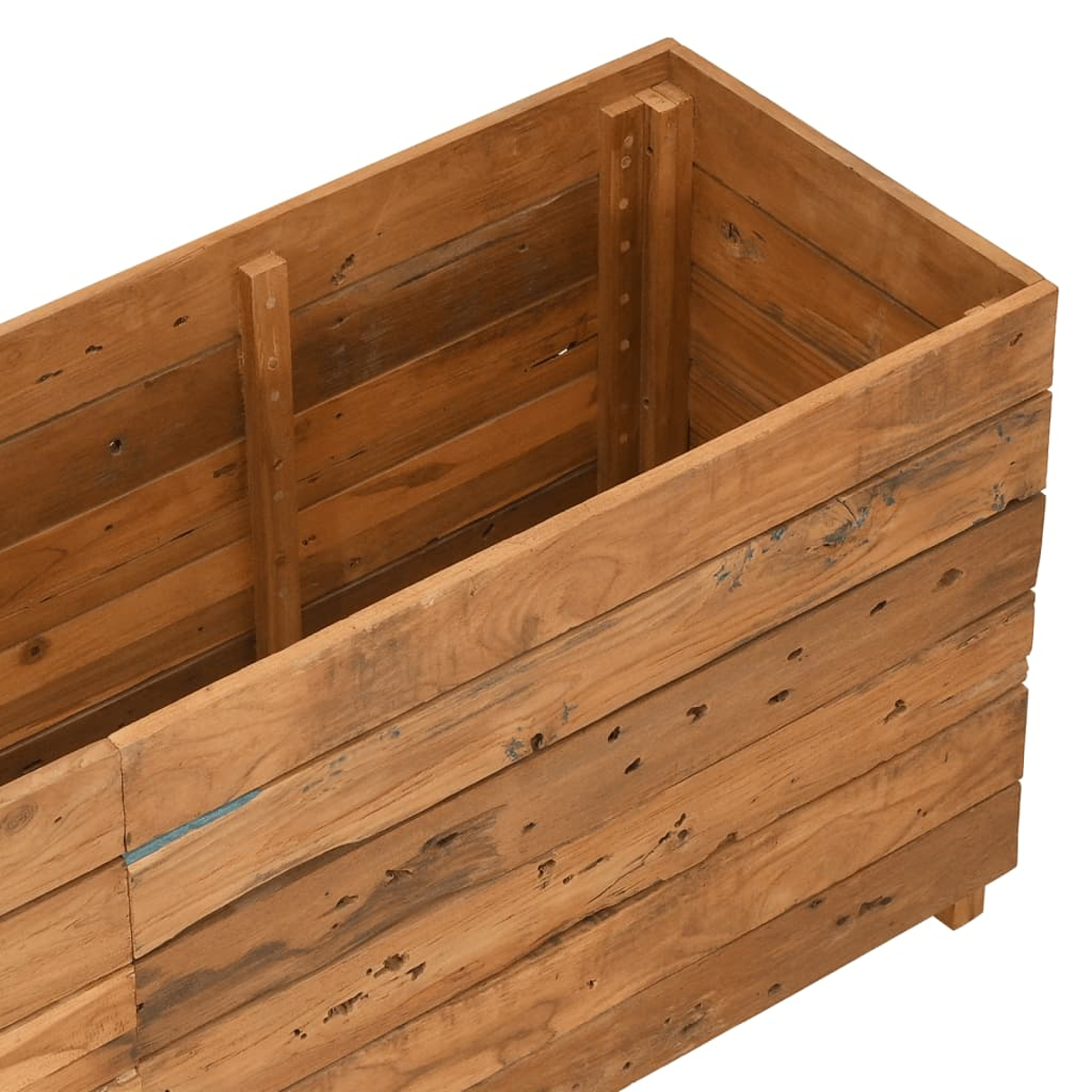 Nahaufnahme eines rechteckigen Pflanzkastens aus Holz. Die Kiste besteht aus verwitterten Holzbrettern. Der Innenraum hat vertikale Stützen.