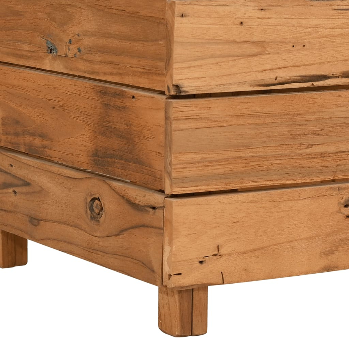 Nahaufnahme einer Holzkiste. Die Kiste hat eine natürliche Holzfarbe, sichtbare Maserung und wird von kurzen, quadratischen Beinen getragen.