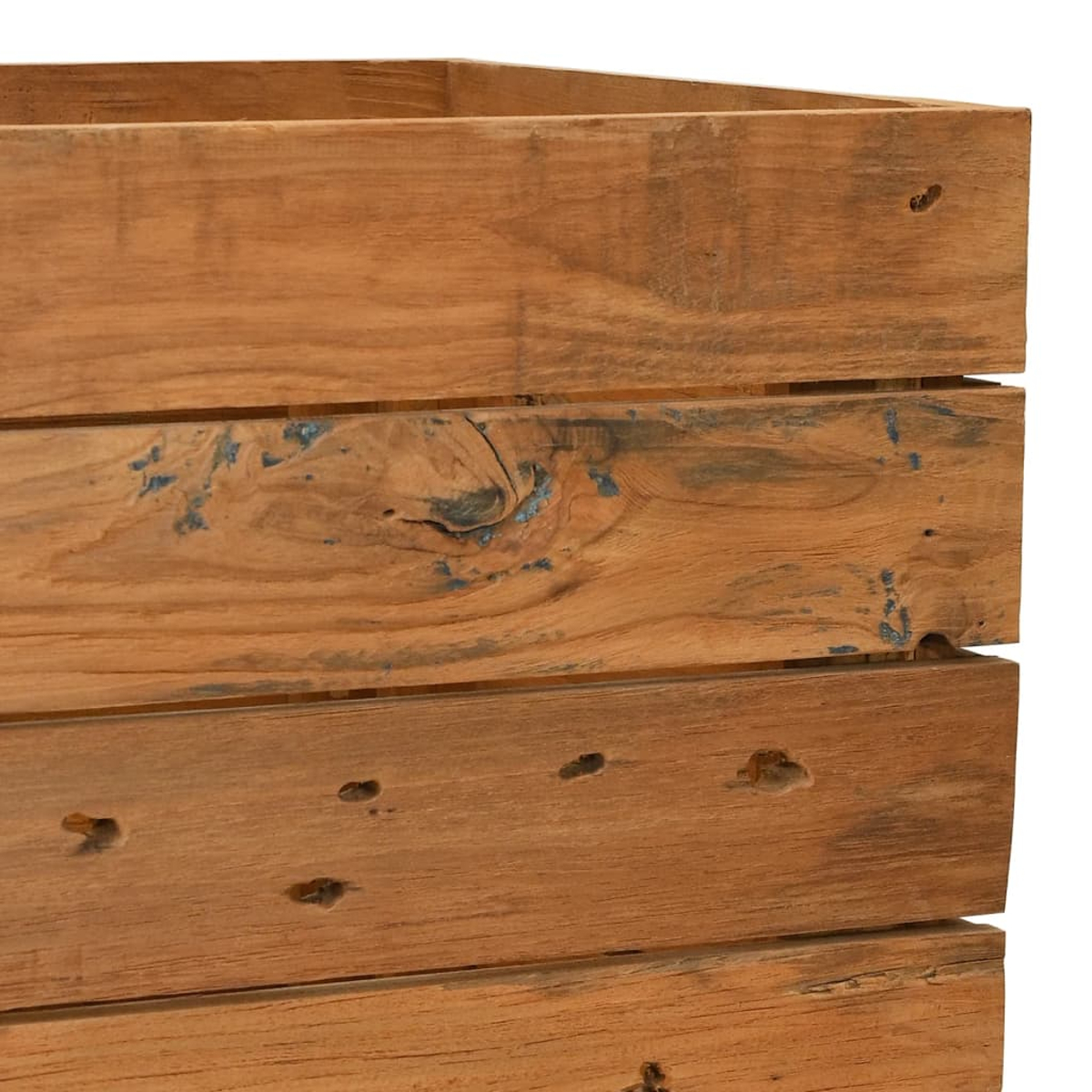 Nahaufnahme einer Holzkiste. Die Kiste hat horizontale Bretter, einige mit Knoten und kleinen Löchern. Das Holz ist braun mit blauer Farbe.