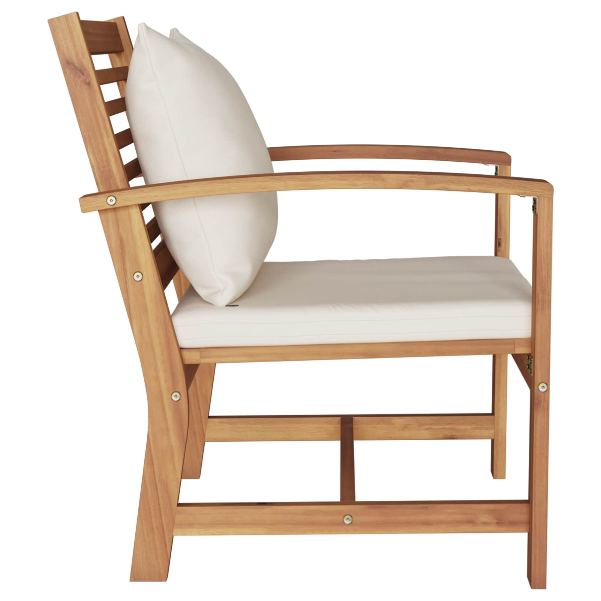 Silla de madera con cojín y almohada blancos. La silla es marrón, con un cojín claro y una almohada.