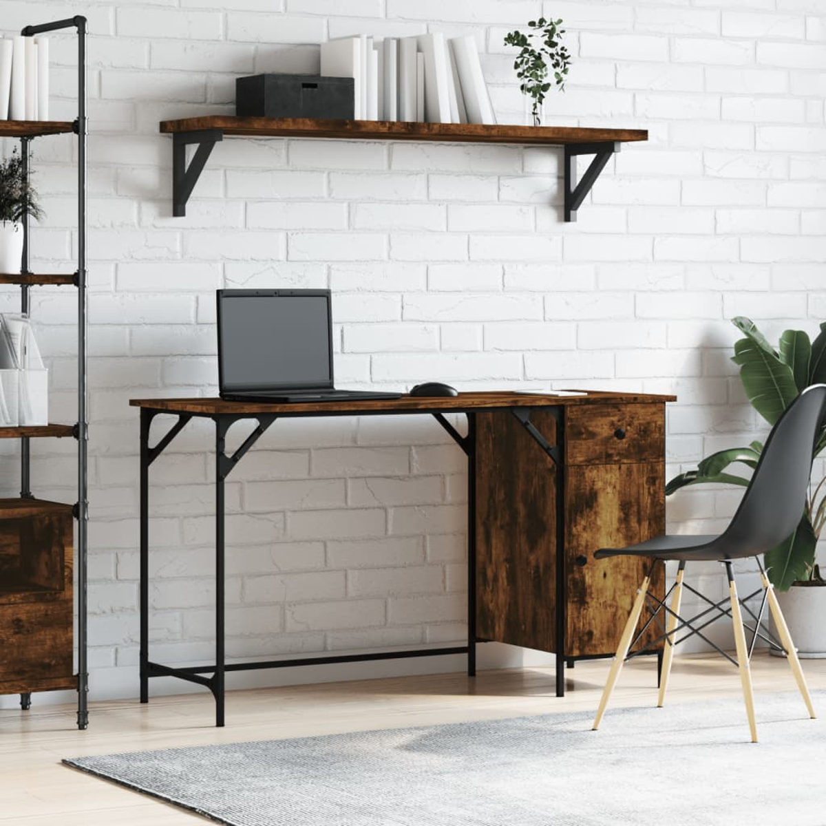 Ein modernes Home-Office mit Schreibtisch, Laptop, Stuhl und Regalen vor einer weißen Backsteinmauer. Es gibt auch eine Pflanze.