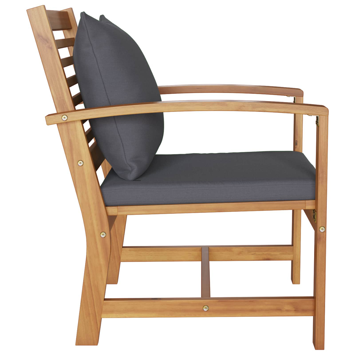 Holzstuhl mit grauem Kissen. Der Stuhl ist braun, mit grauem Sitz- und Rückenkissen. Der Hintergrund ist weiß.