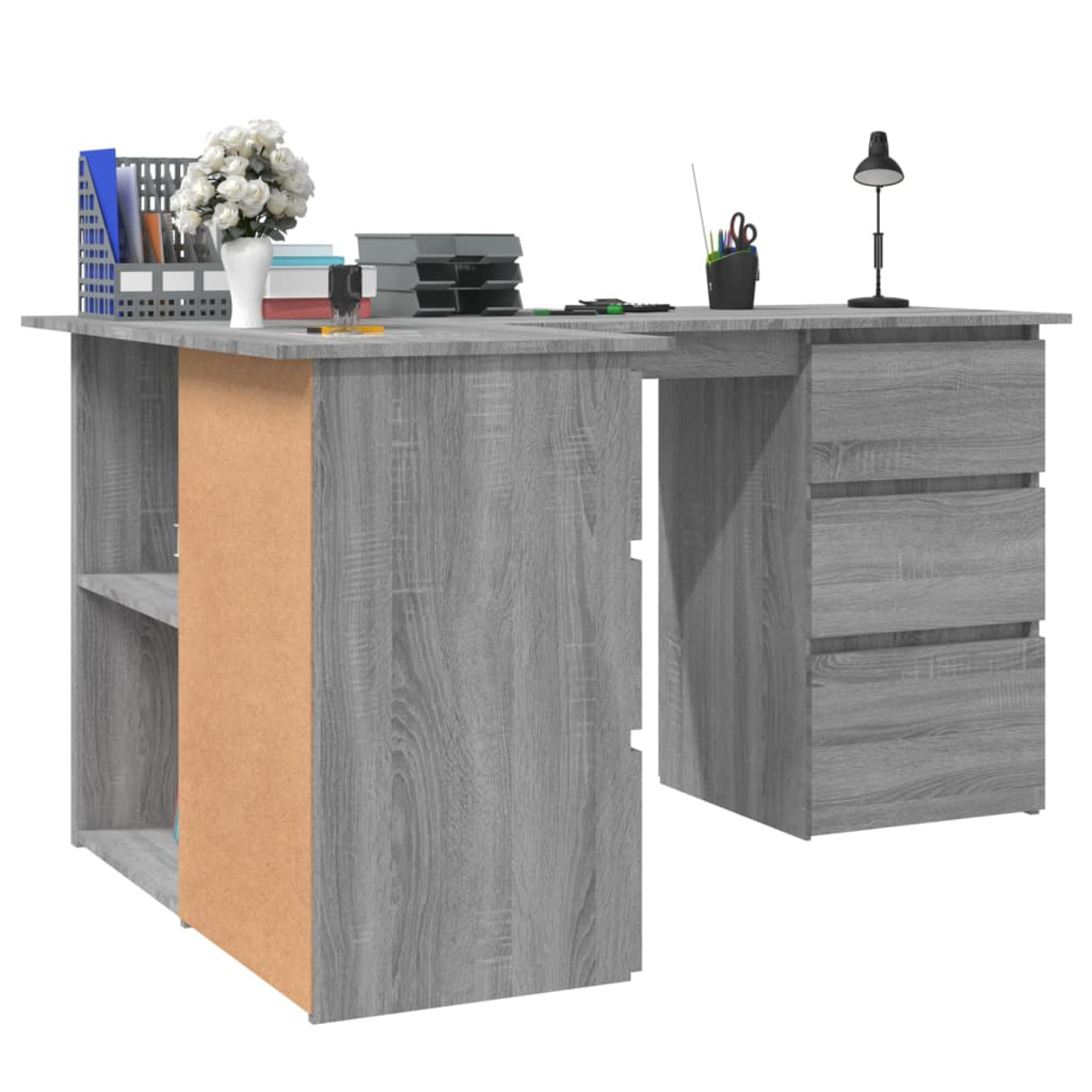 Ein grauer Holzschreibtisch mit Schubladen, Regalen und einer Ecke. Er hat eine Lampe, Blumen und Büromaterialien.
