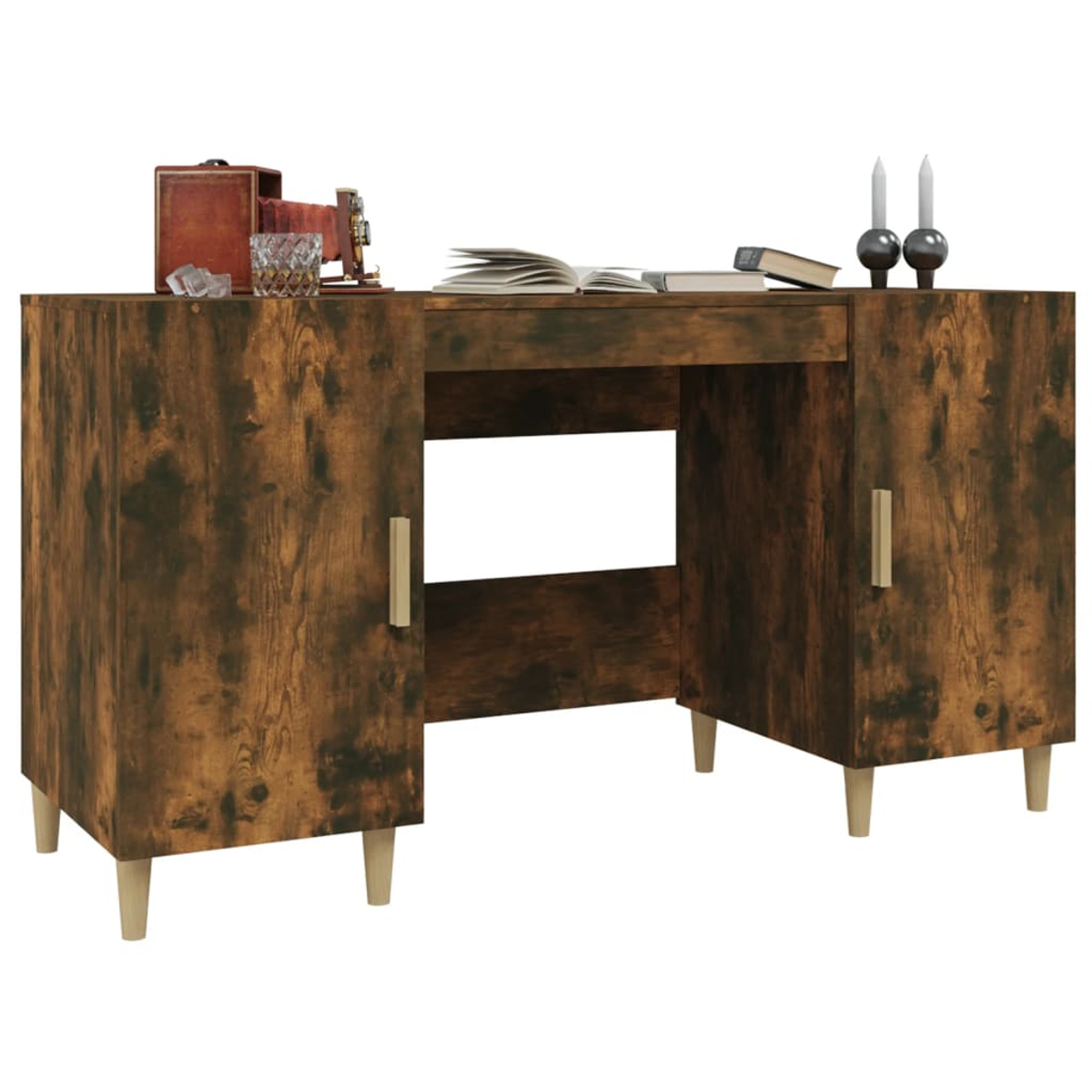 Holzschreibtisch mit Büchern, Kerzen und dekorativen Gegenständen. Er hat eine dunkelbraune Holzmaserung und einen hellen Hintergrund.