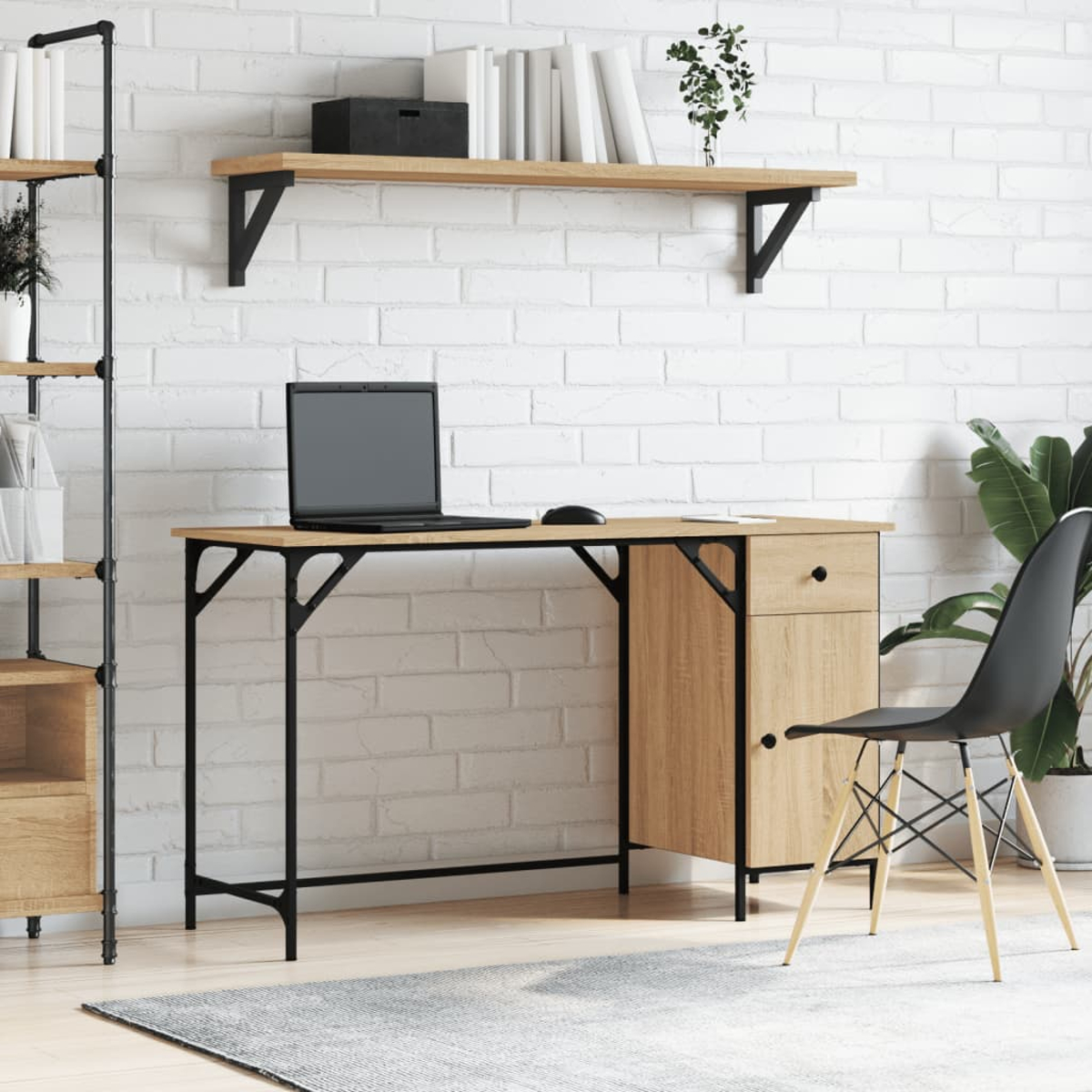 Ein modernes Heimbüro mit Schreibtisch, Stuhl, Laptop und Büchern. Die Ziegelmauer ist weiß. Es gibt auch ein Regal und einen Teppich.