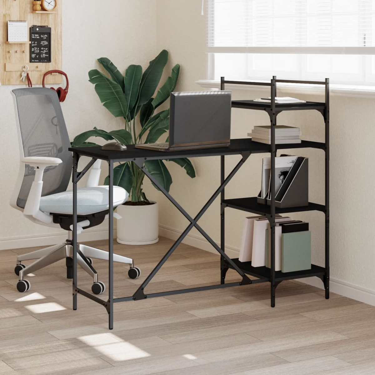 Ein modernes Heimbüro mit Schreibtisch, Stuhl und Regalen. Ein Laptop steht auf dem Schreibtisch. Eine Pflanze befindet sich im Hintergrund.