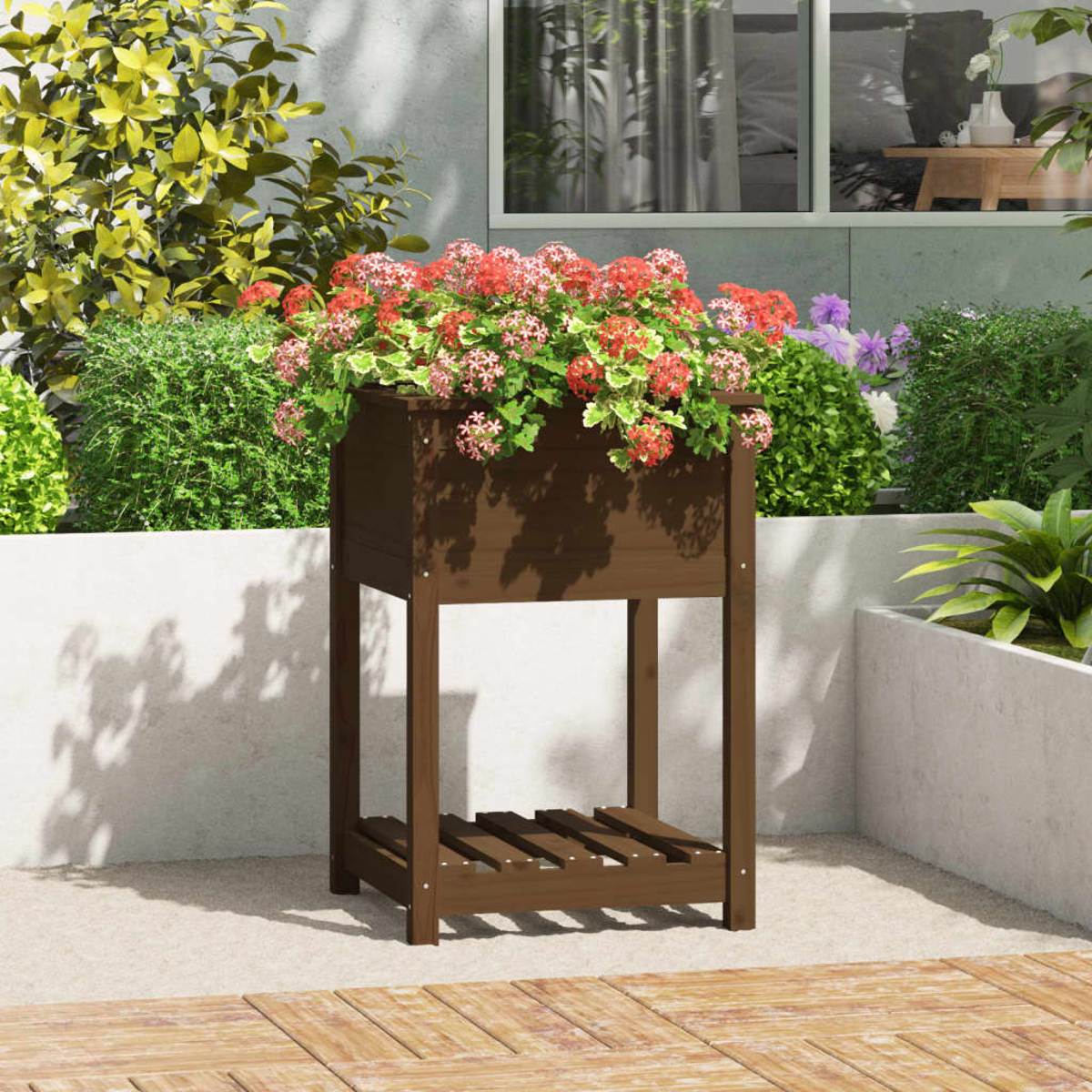 Eine hölzerne Pflanzkasten mit roten Blumen steht auf einer Terrasse. Grüne Pflanzen und ein Fenster sind im Hintergrund.