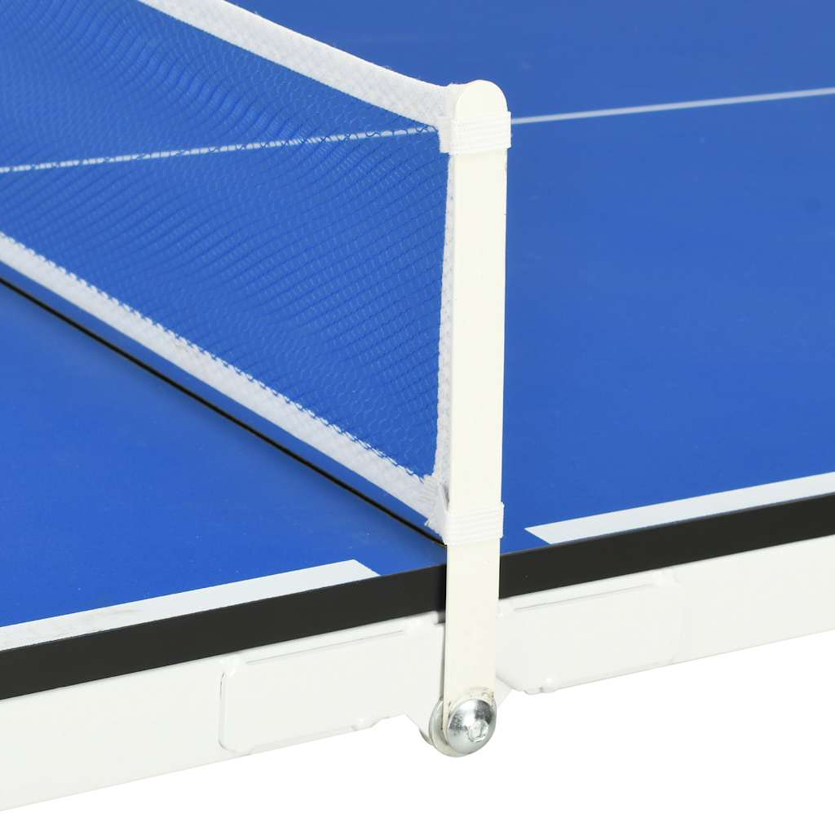 Nahaufnahme eines Tischtennisnetzes. Das Netz ist blau und weiß, mit weißen Stützen. Der Tisch ist blau.