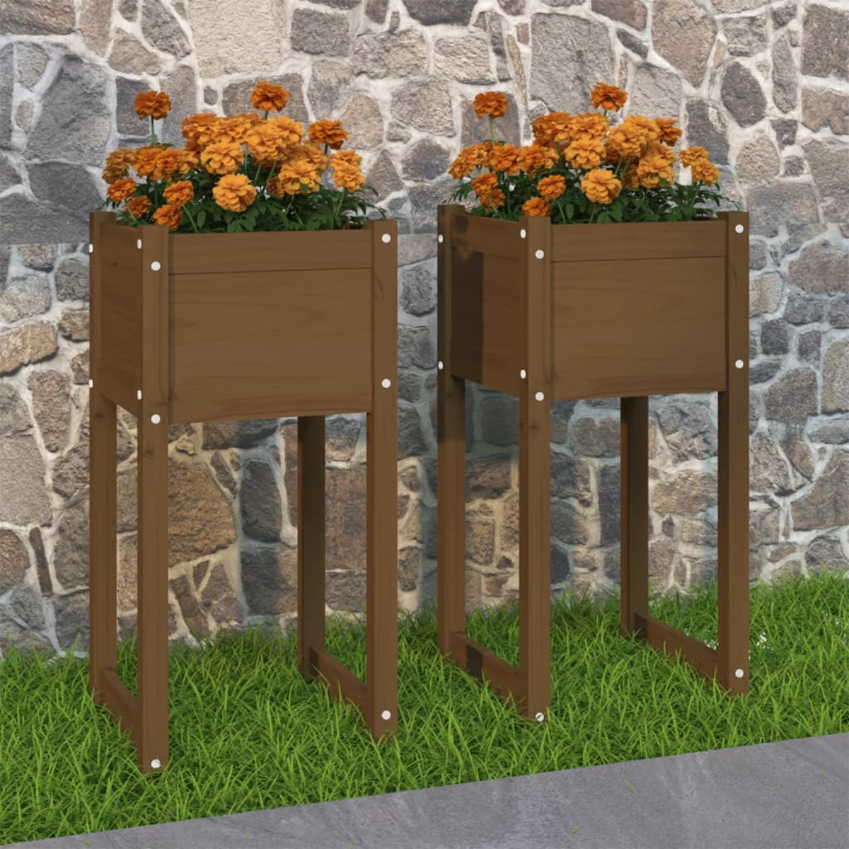 Zwei Holzpflanzkästen mit orangefarbenen Blumen stehen auf Gras. Im Hintergrund eine Steinmauer. Die Pflanzkästen sind braun.