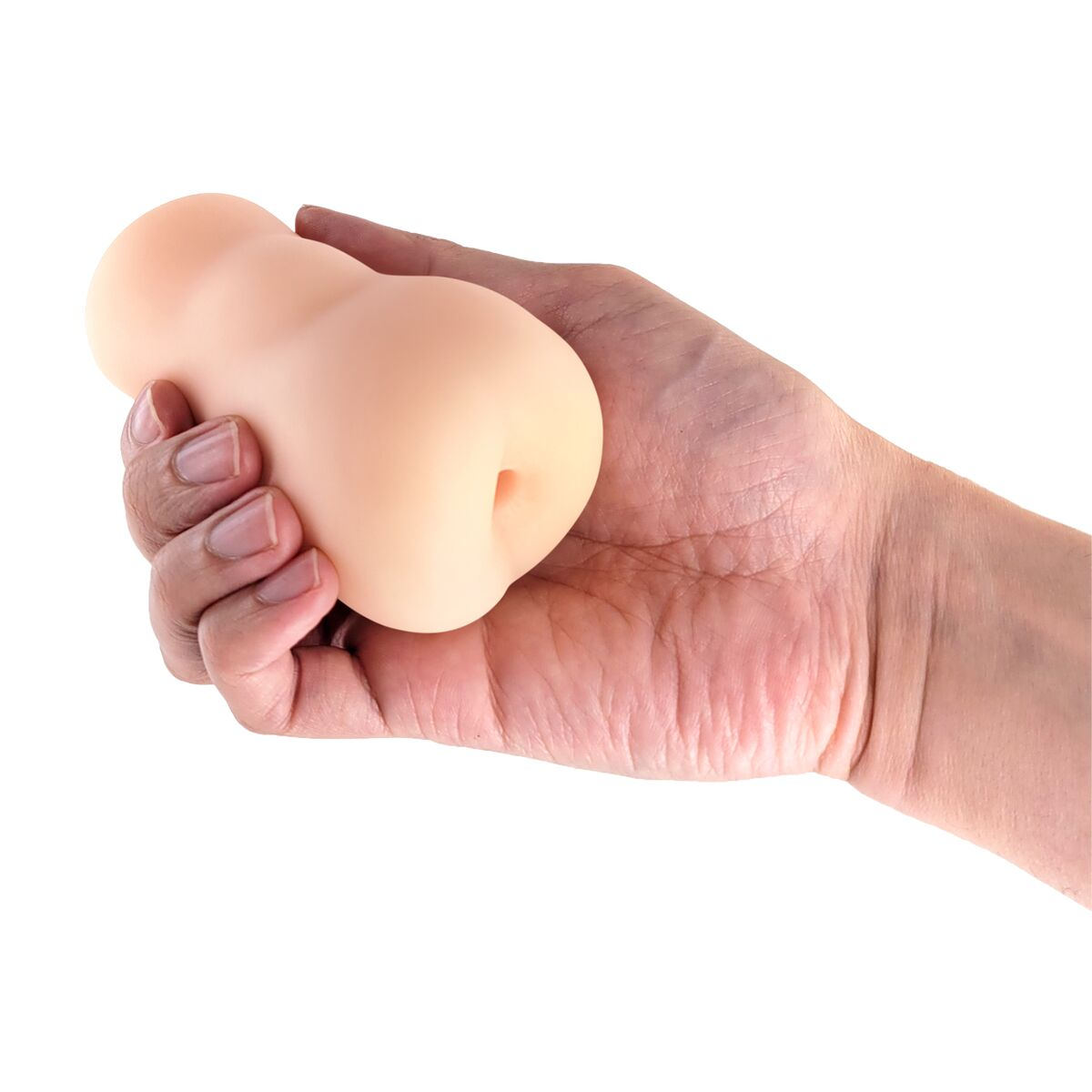 Eine Hand hält vor weißem Hintergrund ein fleischfarbenes Sexspielzeug. Das Spielzeug hat eine zylindrische Form mit einer Öffnung.