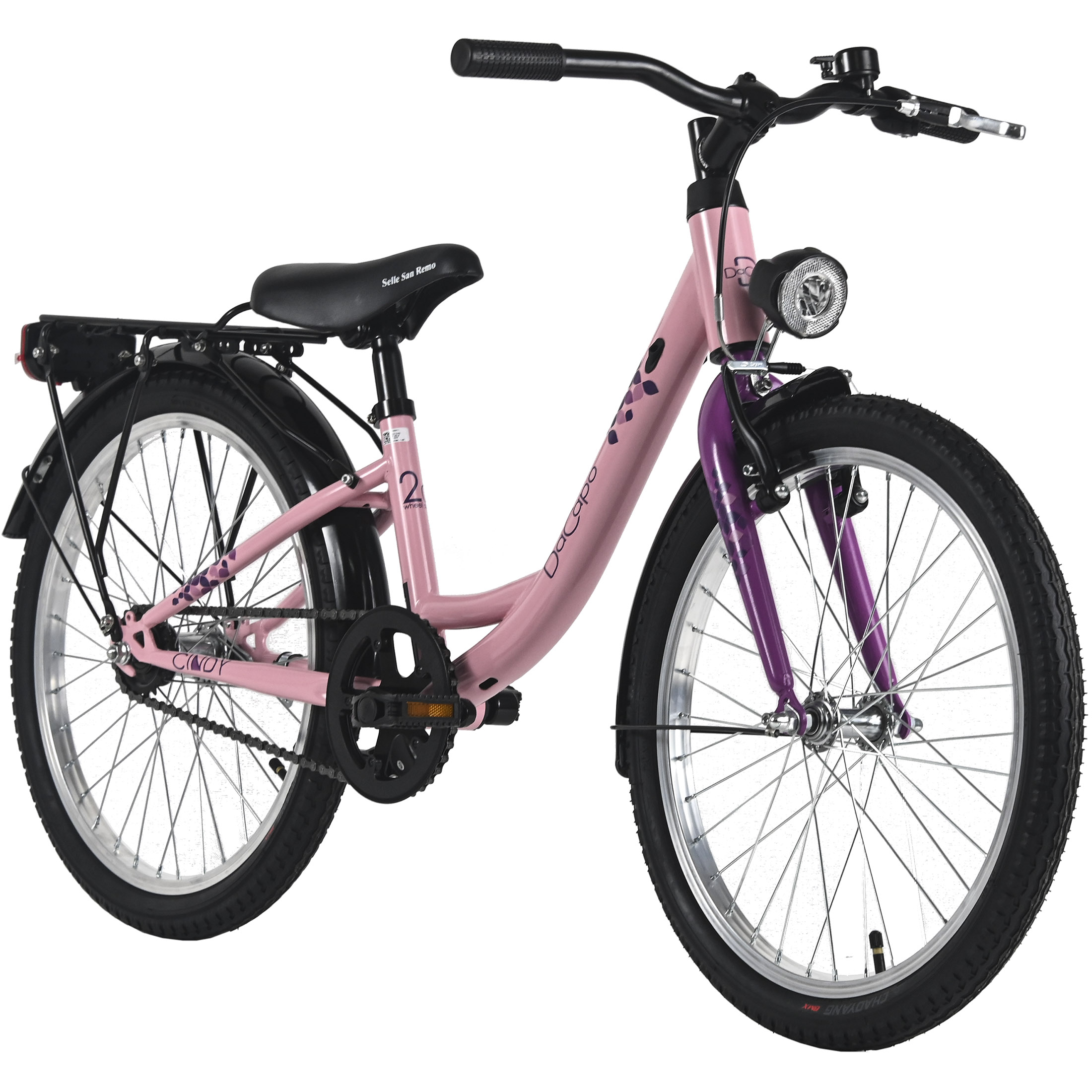 Rosa Kinderfahrrad, schwarze Reifen und Sitz, lila Akzente. Frontlicht und Gepäckträger. Weißer Hintergrund.