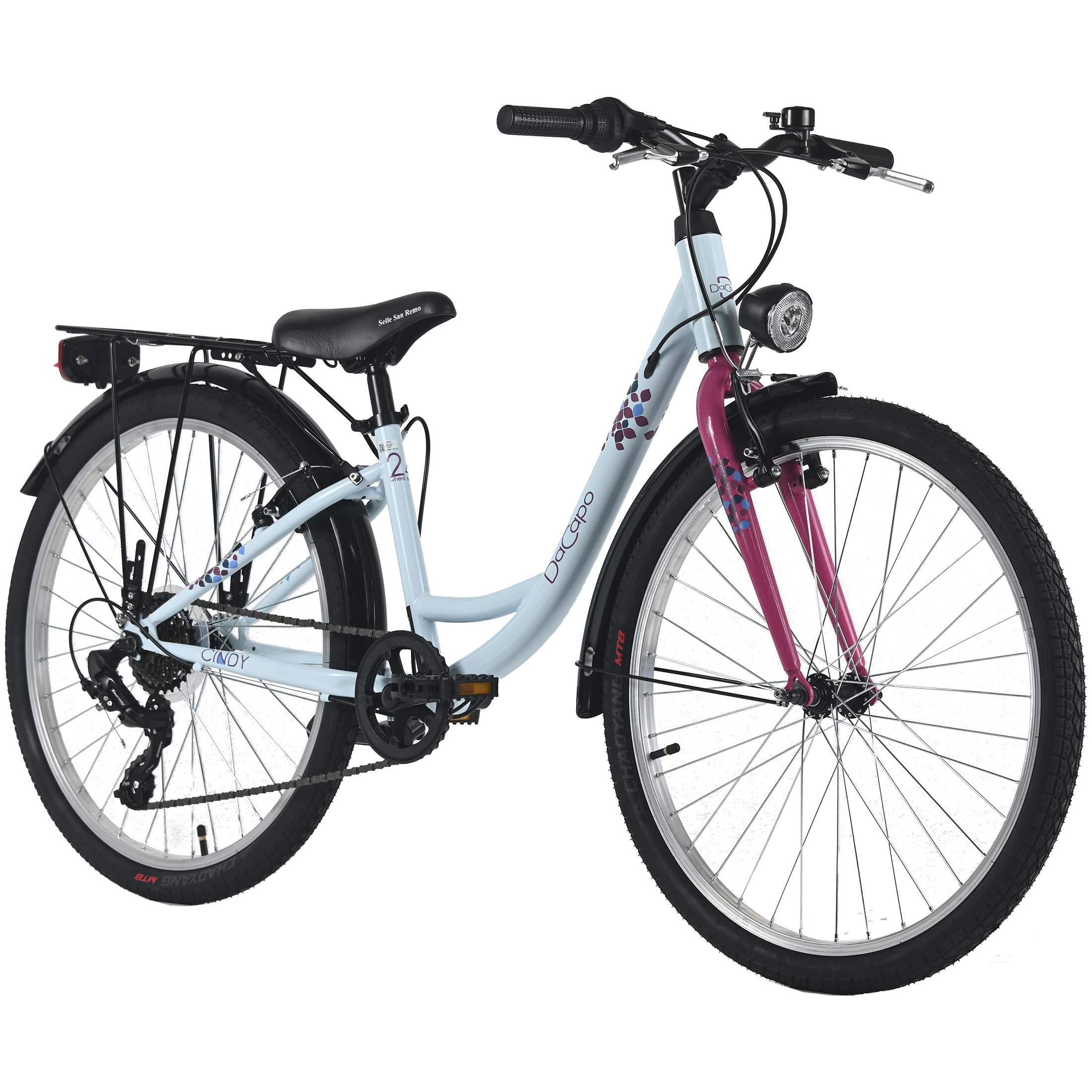 Ein hellblaues Fahrrad mit rosa Akzenten. Es hat schwarze Reifen und einen Gepäckträger. Der Markenname ist DaCapo.