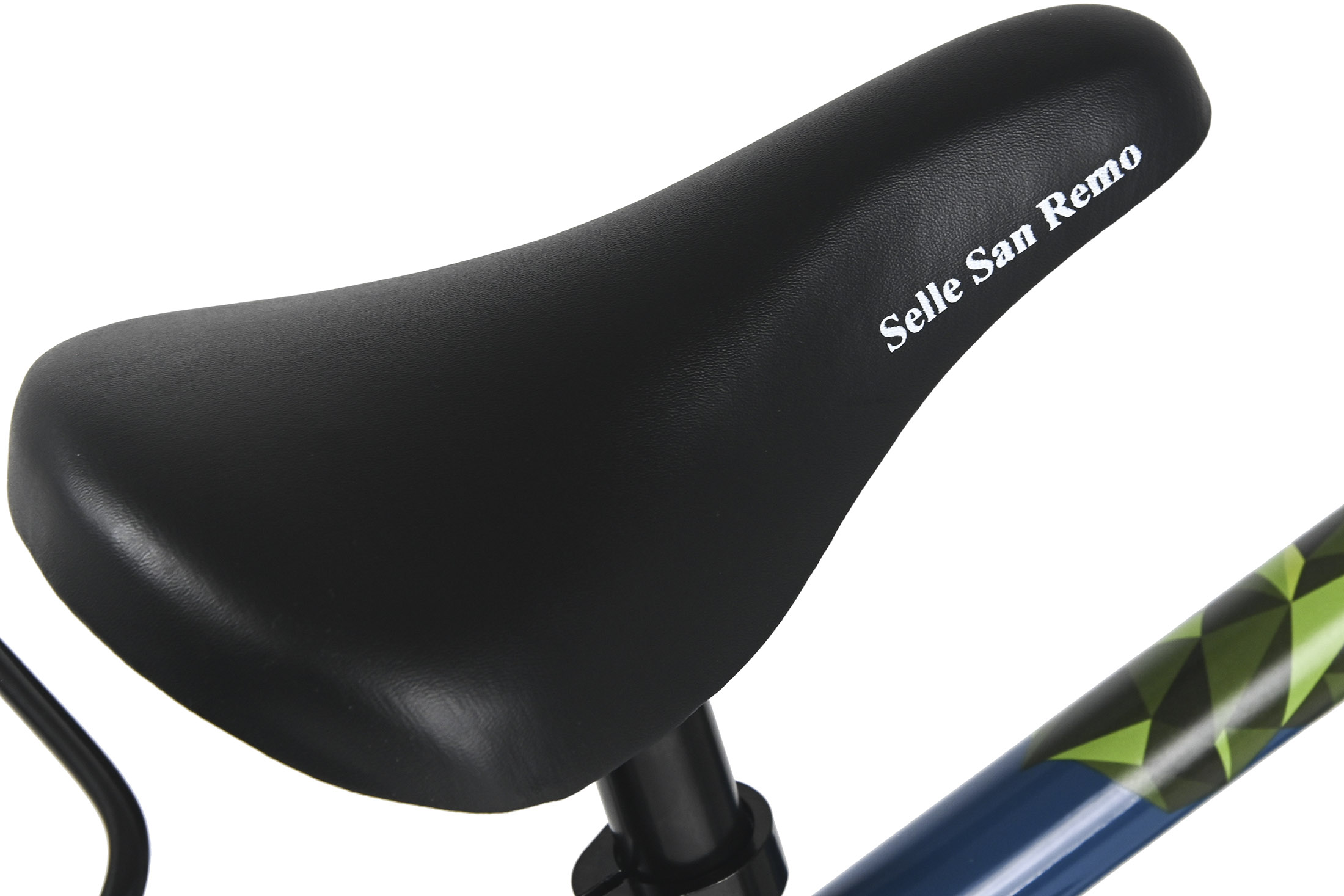 Nahaufnahme eines schwarzen Fahrradsattels mit der Aufschrift 'Selle San Remo' und einem Teil des Fahrradrahmens.