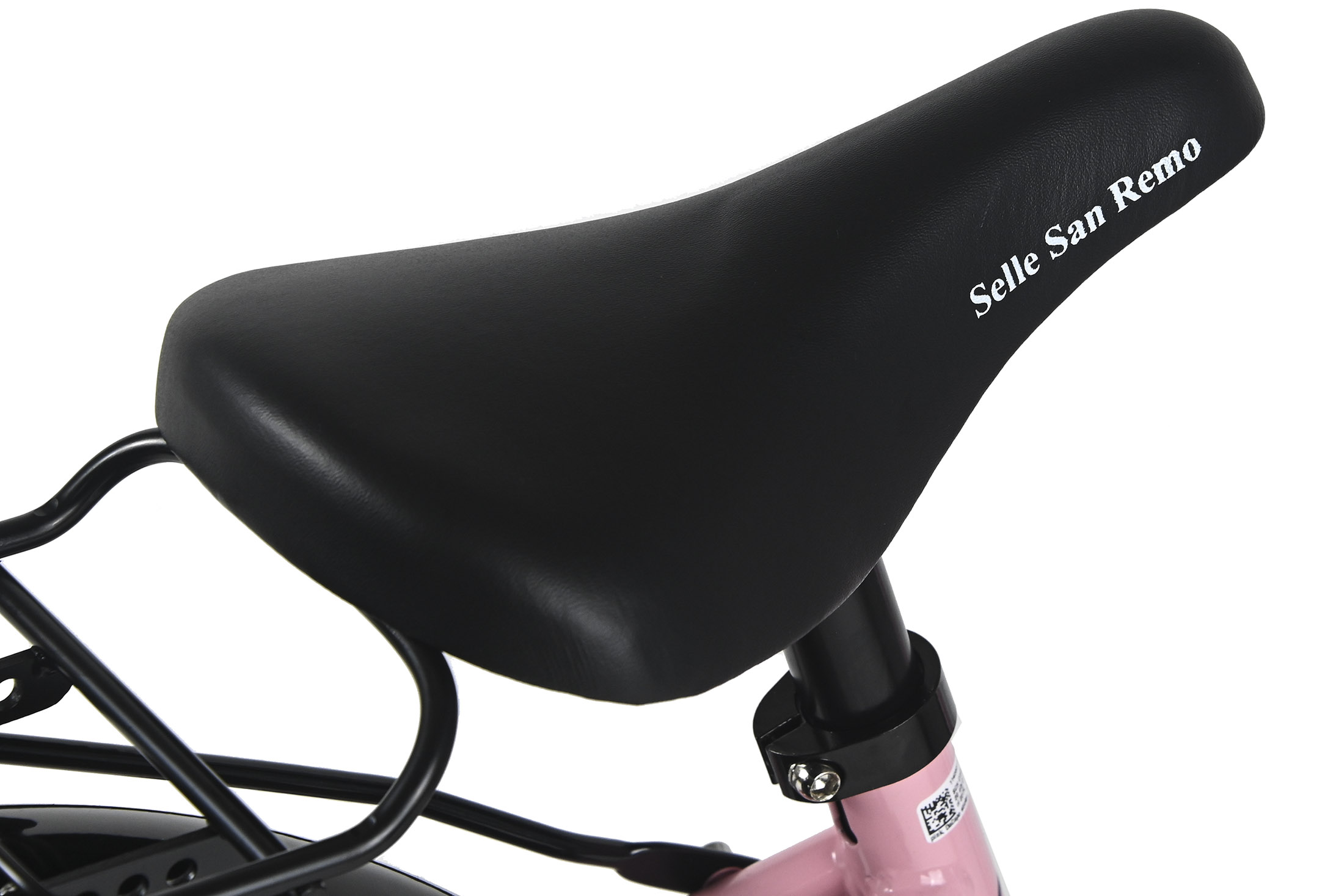 Nahaufnahme eines Fahrradsattels. Der schwarze Sattel ist mit 'Selle San Remo' beschriftet. Rosa Rahmen unten sichtbar. Weißer Hintergrund.