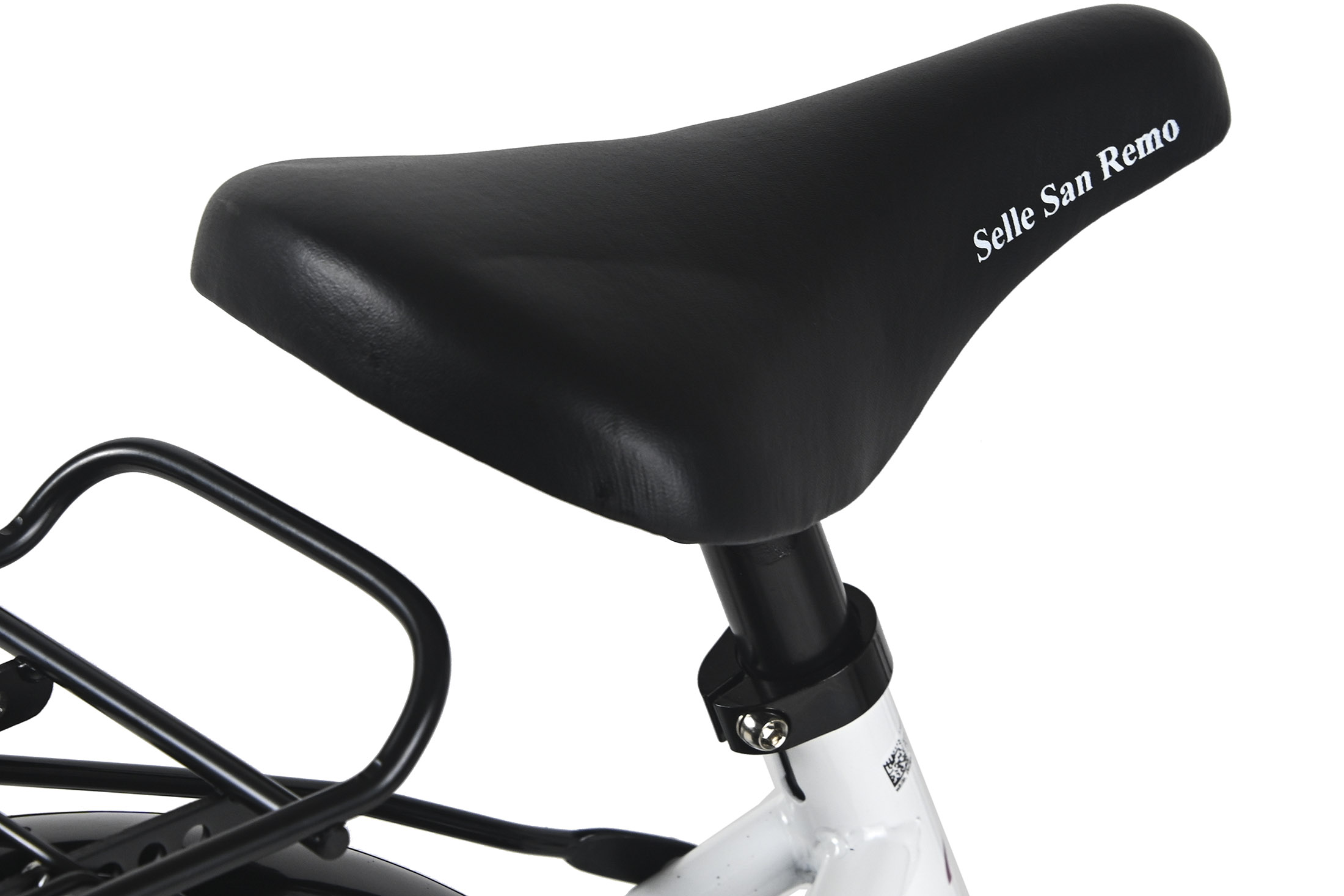 Ein schwarzer Fahrradsattel mit dem Text „Selle San Remo“. Ein schwarzer Metallträger ist sichtbar. Die Sattelstütze ist weiß.