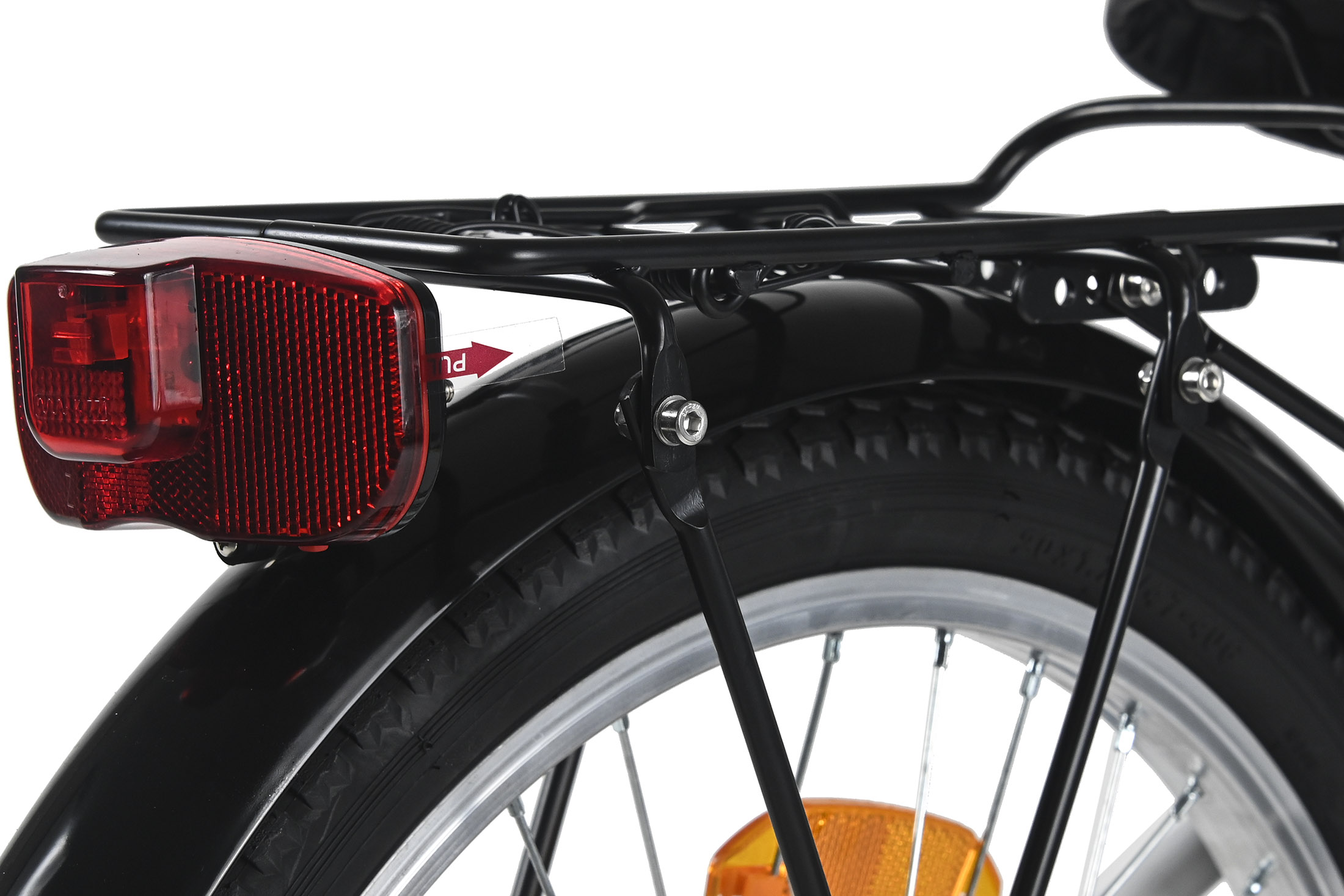 Nahaufnahme des Fahrradhecks. Rotes Rücklicht, schwarzer Gepäckträger, Reifen, Kotflügel und Rad sind sichtbar.