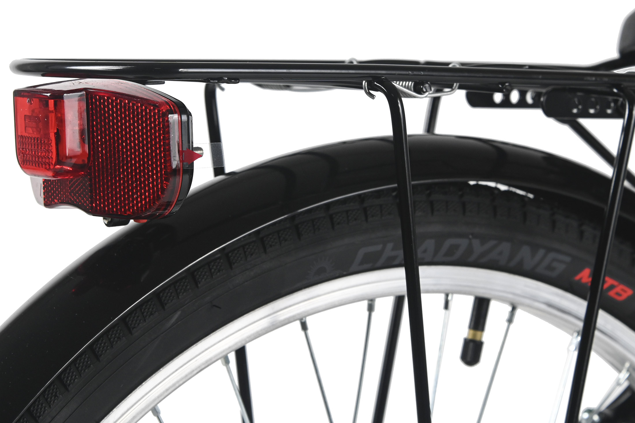 Nahaufnahme eines Fahrradrads, Schutzblechs und Gepäckträgers. Ein roter Reflektor ist angebracht. Der Reifen hat die Marke CHAO YANG MTB.
