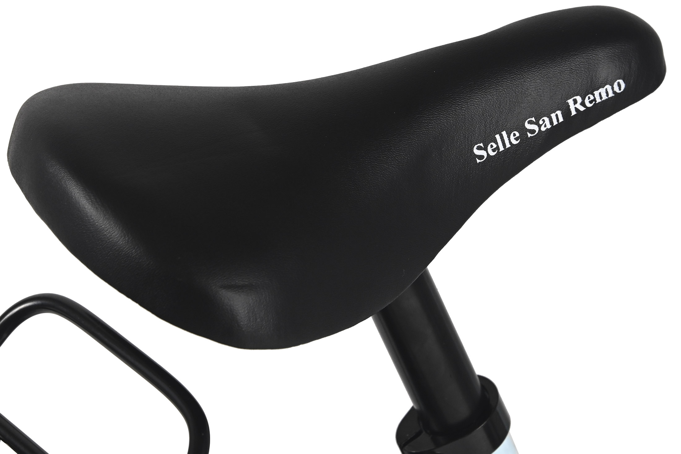 Nahaufnahme eines schwarzen Fahrradsattels mit dem Schriftzug 'Selle San Remo'. Der Sattel befindet sich auf einer schwarzen Stange.