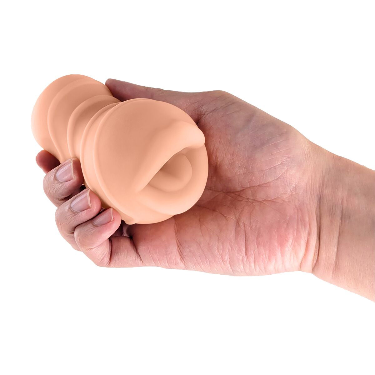 Eine Hand hält ein fleischfarbenes Sexspielzeug. Das Spielzeug hat eine zylindrische Form mit strukturierter Oberfläche und einer Öffnung.